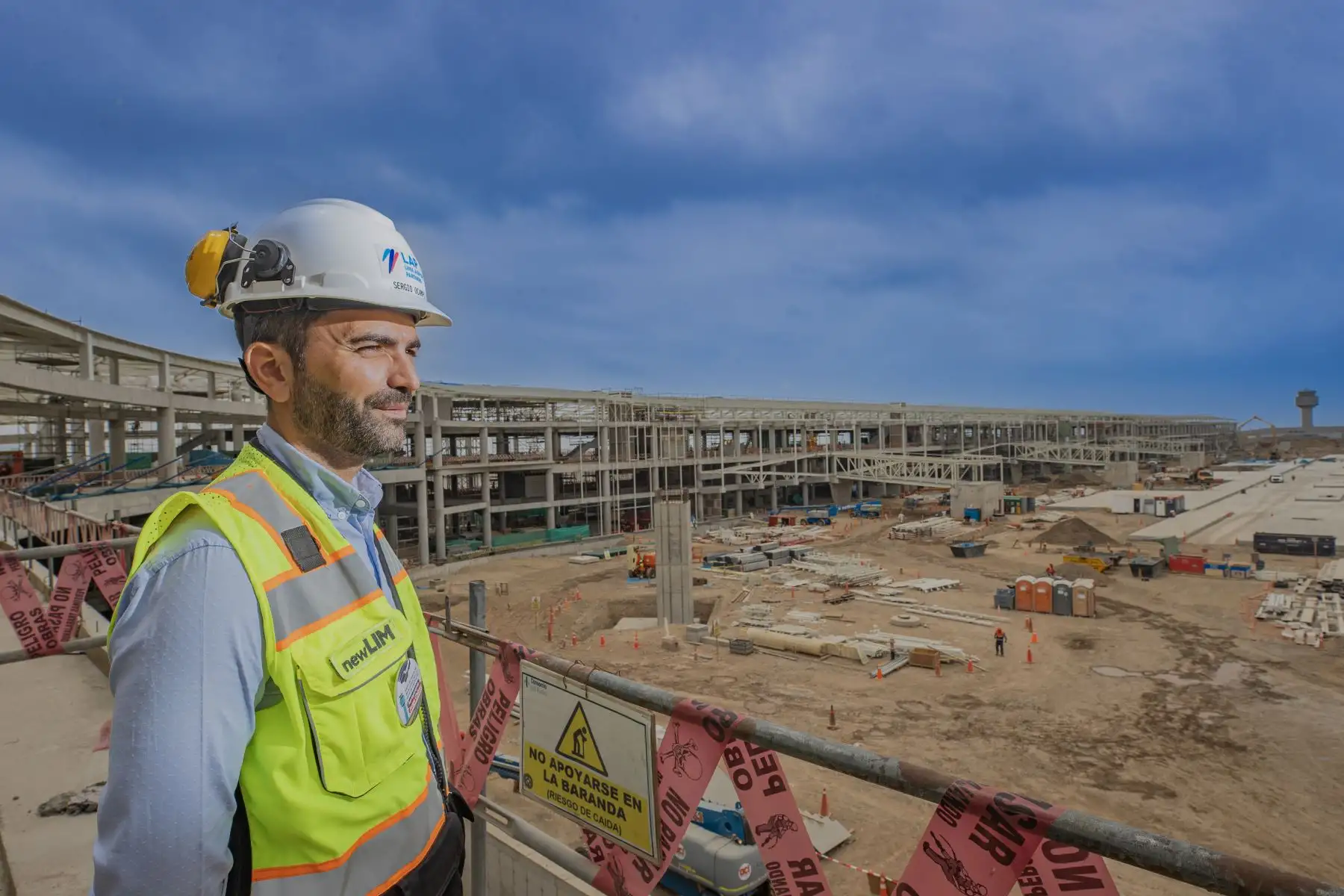 El Gerente del Proyecto del Nuevo Terminal, Plataformas y Accesos de LAP, Sergio Ocampo, nos comenta los avances en las obras del Aeropuerto Internacional Jorge Chávez que inicia el conteo regresivo y está próximo a convertirse en una ciudad aeropuerto. El nuevo terminal aéreo, a inaugurarse en diciembre del 2024, será una ciudad moderna, con pistas de aterrizaje y despegue a su alrededor. 
Foto: ANDINA/Andrés Valle