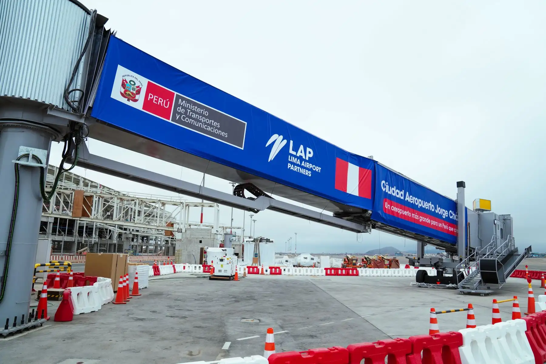 Continuando con los trabajos de infraestructura del nuevo terminal único de pasajeros del nuevo Aeropuerto Jorge Chávez, se instalarán un total de 46 mangas de abordaje en el nuevo terminal: 37 se instalarán hasta el 2024 y 9 durante el 2025. La instalación de la primera manga de embarque se realizó el pasado 19 de octubre en la posición de estacionamiento número 108 en el dique nacional del nuevo terminal de pasajeros. 
Foto: ANDINA/LAP