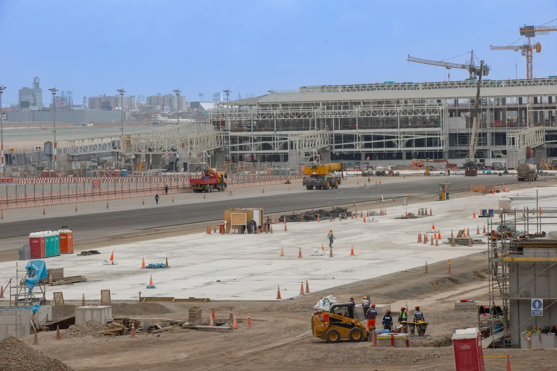 Al cierre de noviembre de 2023, el avance del nuevo aeropuerto Jorge Chávez es superior al 66%. Esta cifra es muy importante, ya que significa que las obras civiles están prácticamente finalizadas y todas las grandes compras se han realizado.

Foto: ANDINA/Carlos Lezama