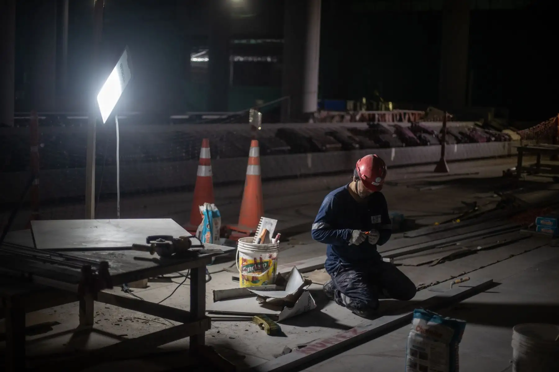 La ampliación del aeropuerto no solo será un pilar del desarrollo para el país por su infraestructura; su construcción representa una importante fuente de empleo que beneficia a miles de familias peruanas. En la actualidad, el proyecto viene generando 16,000 empleos, entre directos e indirectos. El 40% de colaboradores y colaboradoras de LAP son mujeres de los 5,600trabajadores que laboran actualmente en la obra.
Foto: ANDINA/Andrés Valle