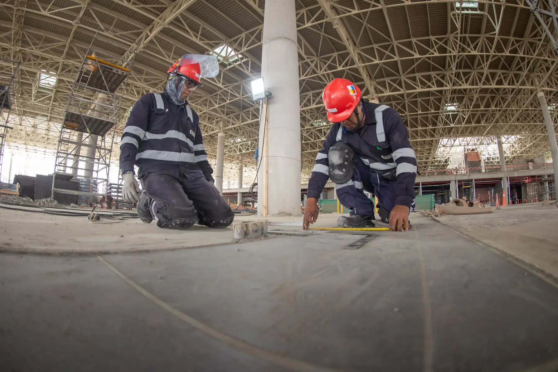 La ampliación del aeropuerto no solo será un pilar del desarrollo para el país por su infraestructura; su construcción representa una importante fuente de empleo que beneficia a miles de familias peruanas. En la actualidad, el proyecto viene generando 16,000 empleos, entre directos e indirectos. El 40% de colaboradores y colaboradoras de LAP son mujeres de los 5,600trabajadores que laboran actualmente en la obra.

Foto: ANDINA/Carlos Lezama Villantoy