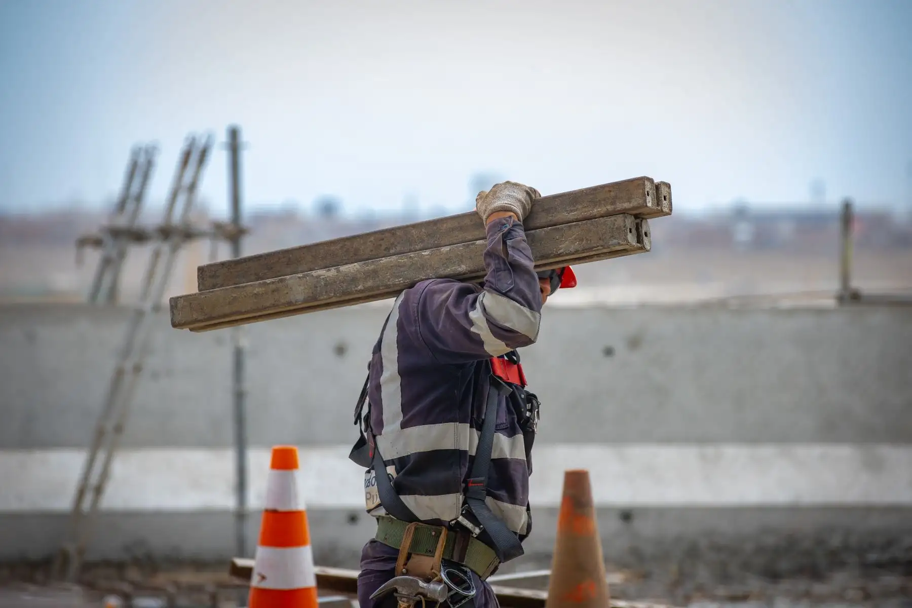 La ampliación del aeropuerto no solo será un pilar del desarrollo para el país por su infraestructura; su construcción representa una importante fuente de empleo que beneficia a miles de familias peruanas. En la actualidad, el proyecto viene generando 16,000 empleos, entre directos e indirectos. El 40% de colaboradores y colaboradoras de LAP son mujeres de los 5,600trabajadores que laboran actualmente en la obra.

Foto: ANDINA/Carlos Lezama Villantoy