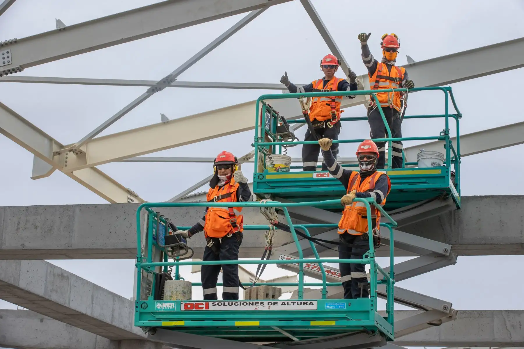 La ampliación del aeropuerto no solo será un pilar del desarrollo para el país por su infraestructura; su construcción representa una importante fuente de empleo que beneficia a miles de familias peruanas. En la actualidad, el proyecto viene generando 16,000 empleos, entre directos e indirectos. El 40% de colaboradores y colaboradoras de LAP son mujeres de los 5,600trabajadores que laboran actualmente en la obra.

Foto: ANDINA/Carlos Lezama Villantoy