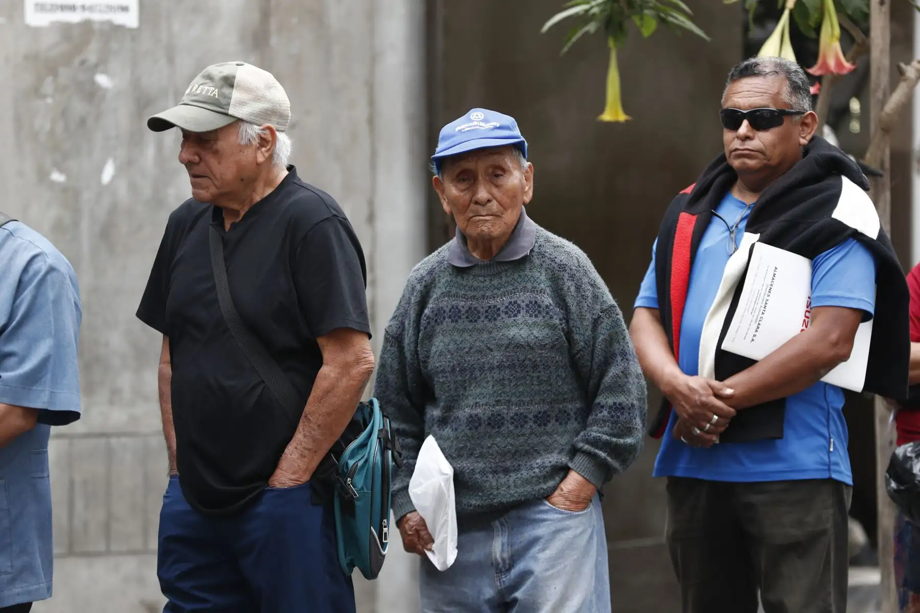 Exaportantes al Fonavi realizan largas colas en el Jr. Carabaya, en el Cercado de Lima, realizando los trámites necesarios para poder cobrar lo que les corresponde. Foto: ANDINA/Daniel Bracamonte