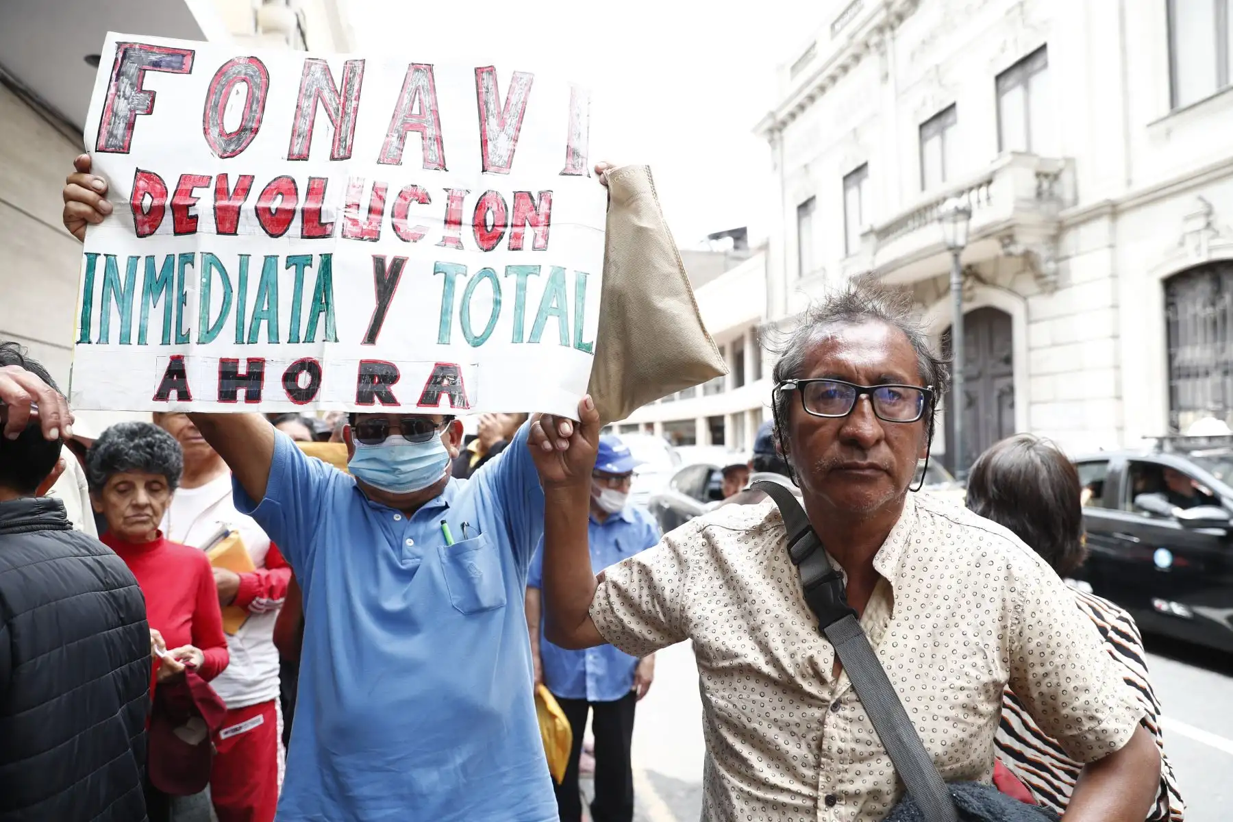 Exaportantes al Fonavi realizan largas colas en el Jr. Carabaya, en el Cercado de Lima, realizando los trámites necesarios para poder cobrar lo que les corresponde. Foto: ANDINA/Daniel Bracamonte