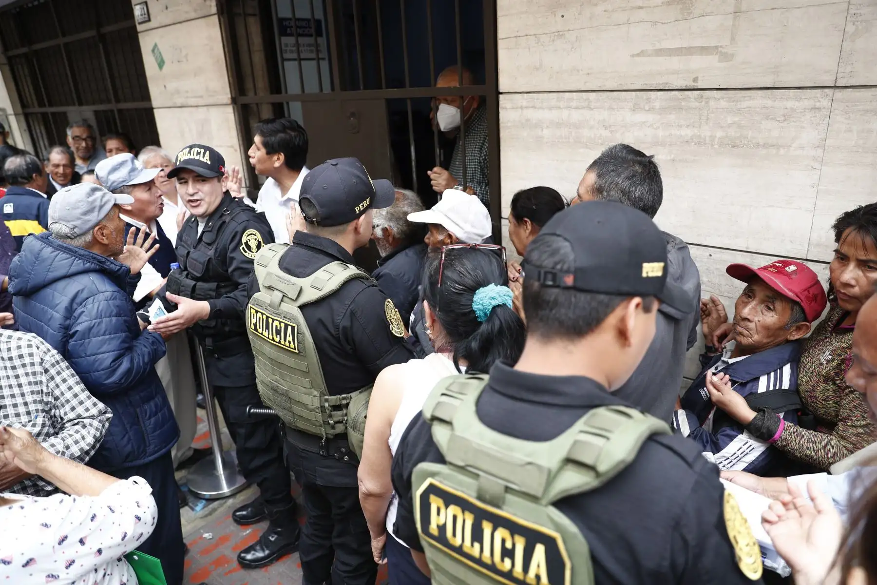Efectivos de la Policía Nacional resguardan el orden en las inmediaciones de la oficina del Fonavi del Centro de Lima debido a las fuertes aglomeraciones generadas por los finalistas que desean realizar sus trámites para el respectivo cobro de sus aportes al fondo. Foto: ANDINA/Daniel Bracamonte