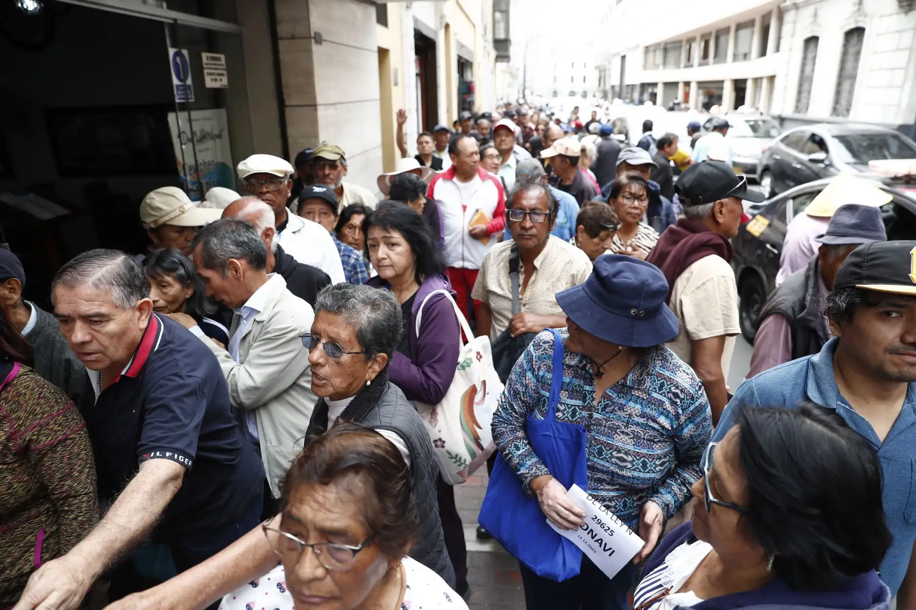 Exaportantes al Fonavi realizan largas colas en el Jr. Carabaya, en el Cercado de Lima, realizando los trámites necesarios para poder cobrar lo que les corresponde. Foto: ANDINA/Daniel Bracamonte