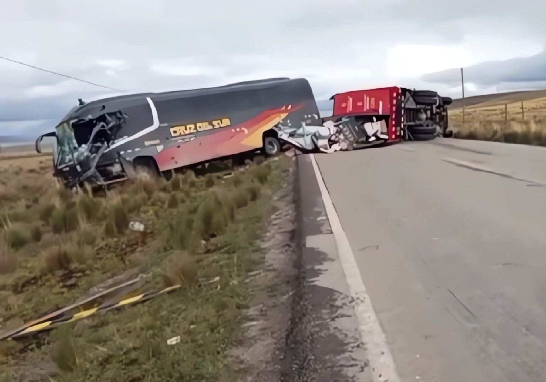 El choque frontal entre un bus interprovincial y un camión dejó un muerto y dos heridos graves. El accidente se produjo en la carretera Central, en el tramo comprendido entre La Oroya y Pasco.