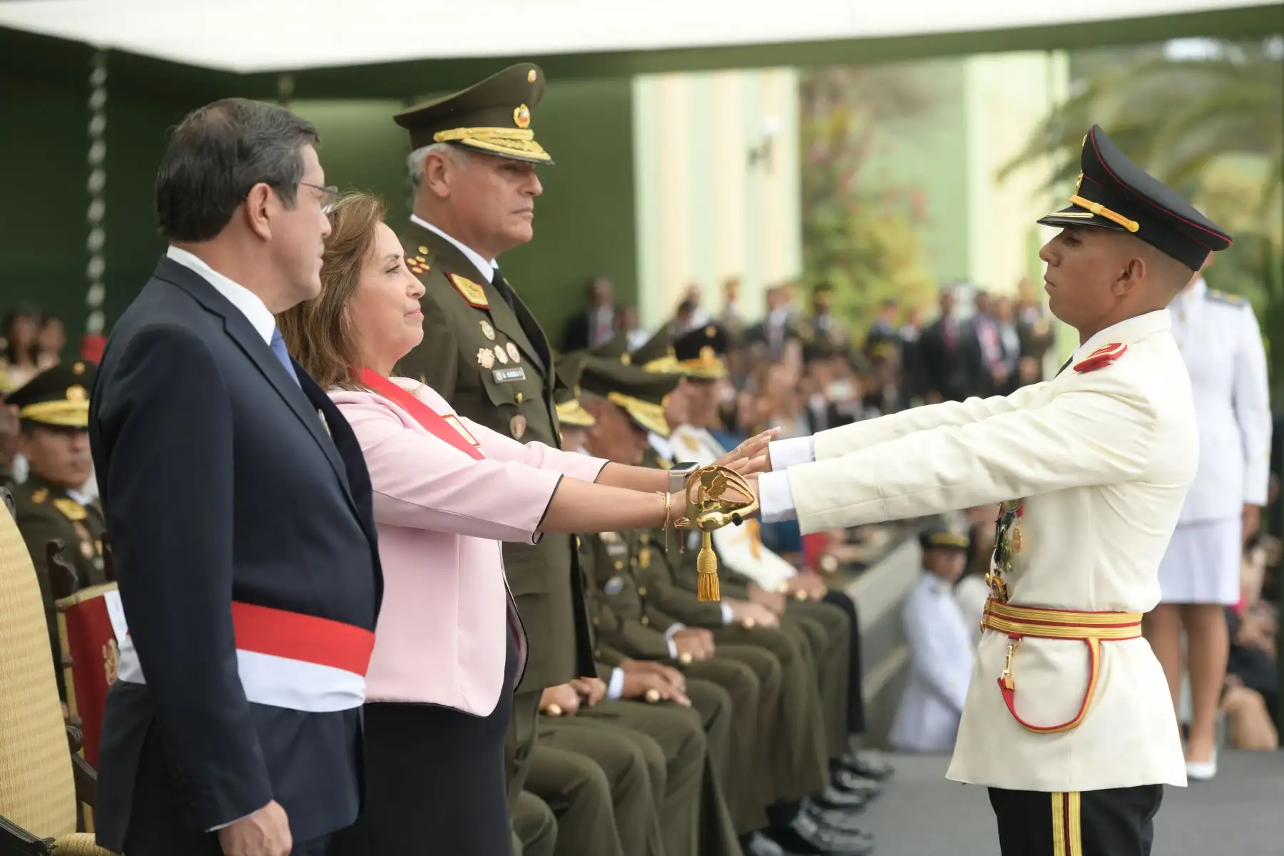 Presidenta de la república, Dina Boluarte, participó en la ceremonia de graduación de alféreces y subtenientes de la Escuela Militar de Chorrillos. Foto: ANDINA/Prensa Presidencia