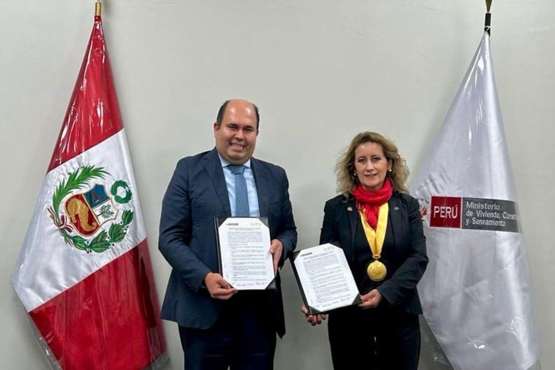 Viceministro Hernán Navarro y arquitecta Lourdes Giusti firmaron el convenio, en representación de sus instituciones. Foto: CAP/Difusión.