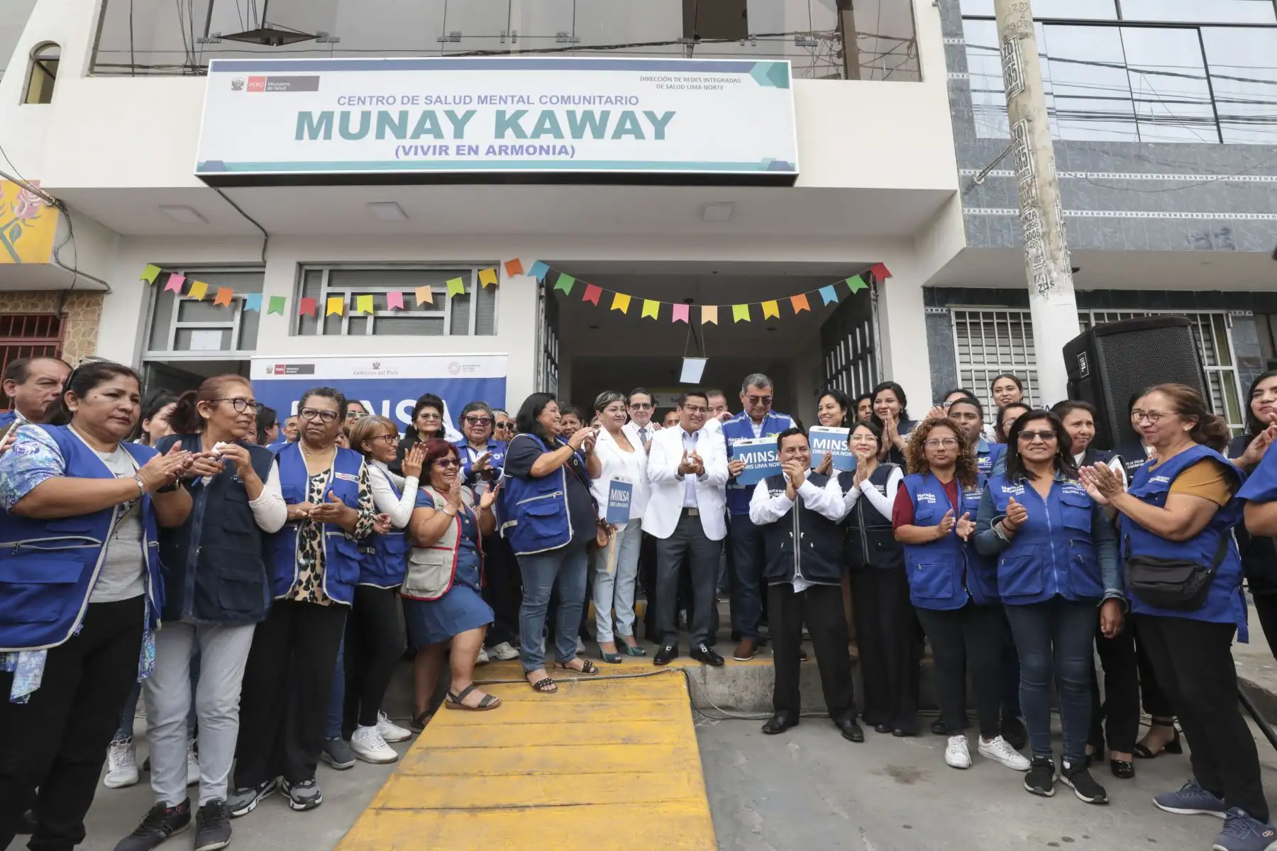 Como parte del fortalecimiento del primer nivel de atención, esta mañana el ministro de Salud, César Vásquez, inauguró el Centro de Salud Mental Comunitaria (CSMC) Munay Kaway, que significa ‘vivir en armonía’, en San Martín de Porres, y que se convierte en el segundo centro implementado en este distrito y el undécimo a nivel de Lima norte.Foto: MINSA