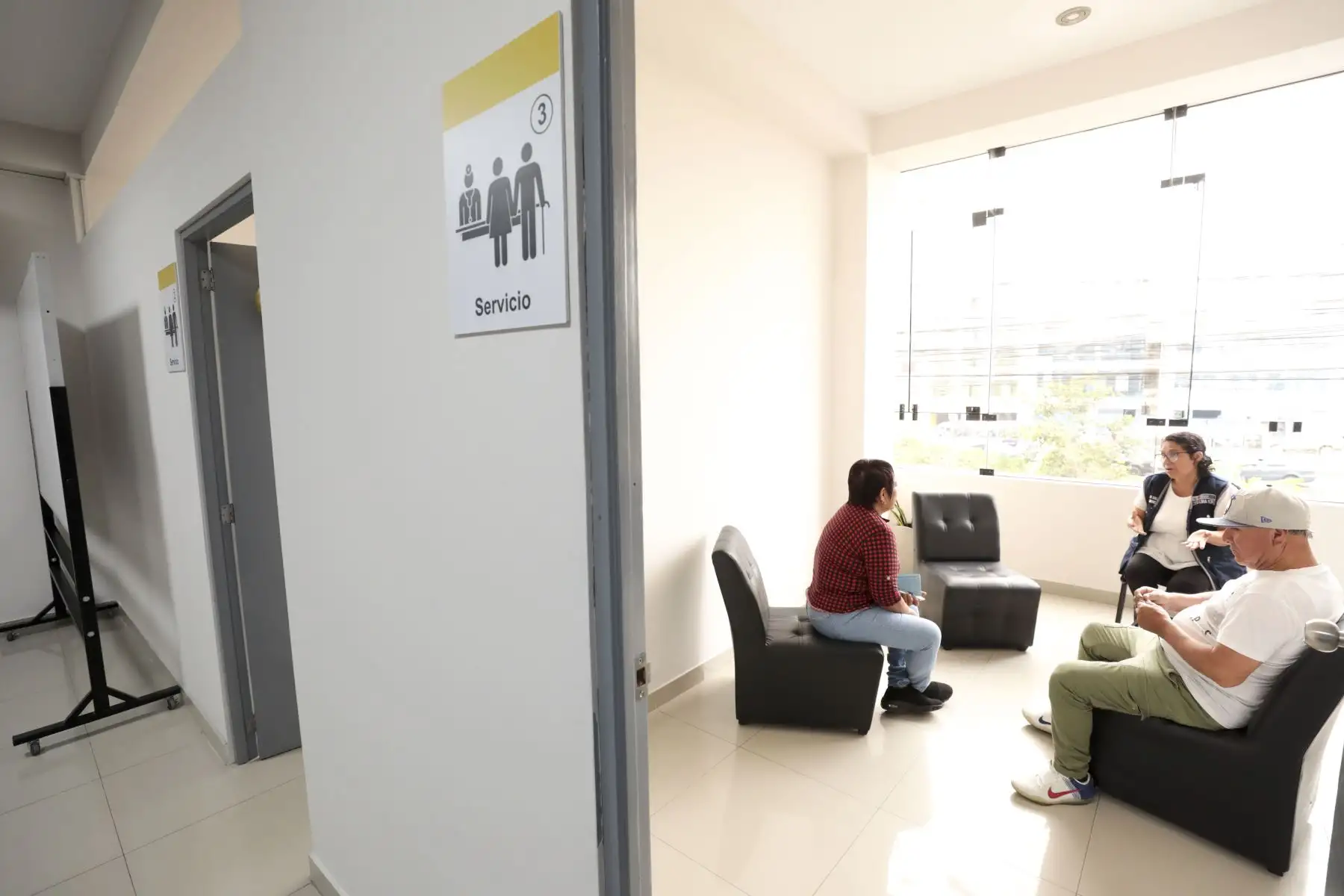 Este nuevo CSMC brindará los servicios de psiquiatría, medicina familiar, psicología, enfermería, terapia de lenguaje, atención en temas de violencia, entre otros, para personas con trastornos mentales y/o problemas psicosociales de mediana y alta complejidad. La atención será de lunes a sábado de 7:00 a. m. a 7:00 p. m.
Foto: MINSA