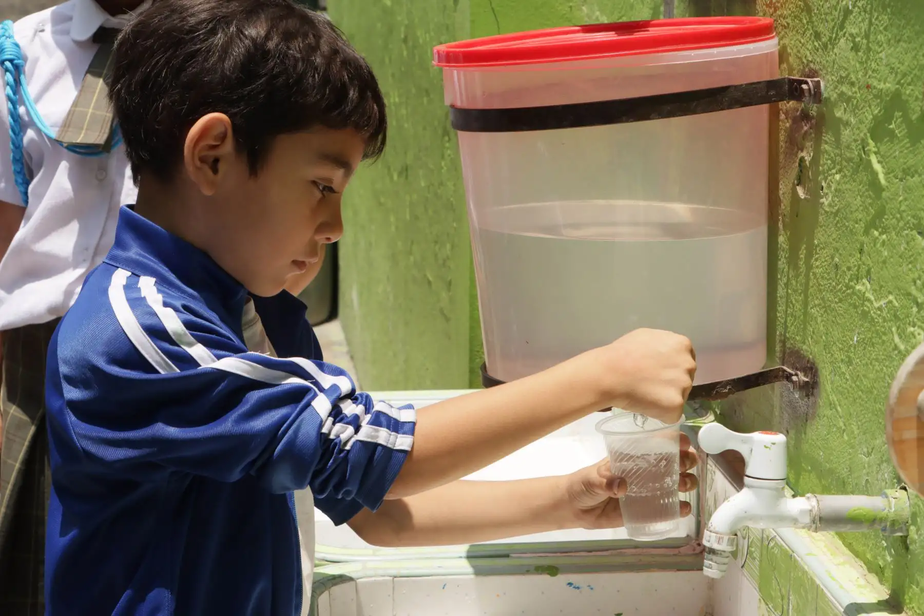 Fue así que alumnos, docentes y padres de familia pusieron manos a la obra y encontraron en la moringa a un purificador capaz de capturar impurezas y hasta el 99% de microbios del agua. También un filtro a base de carbón activado. 
Foto: ANDINA/Lenin Lobatón
