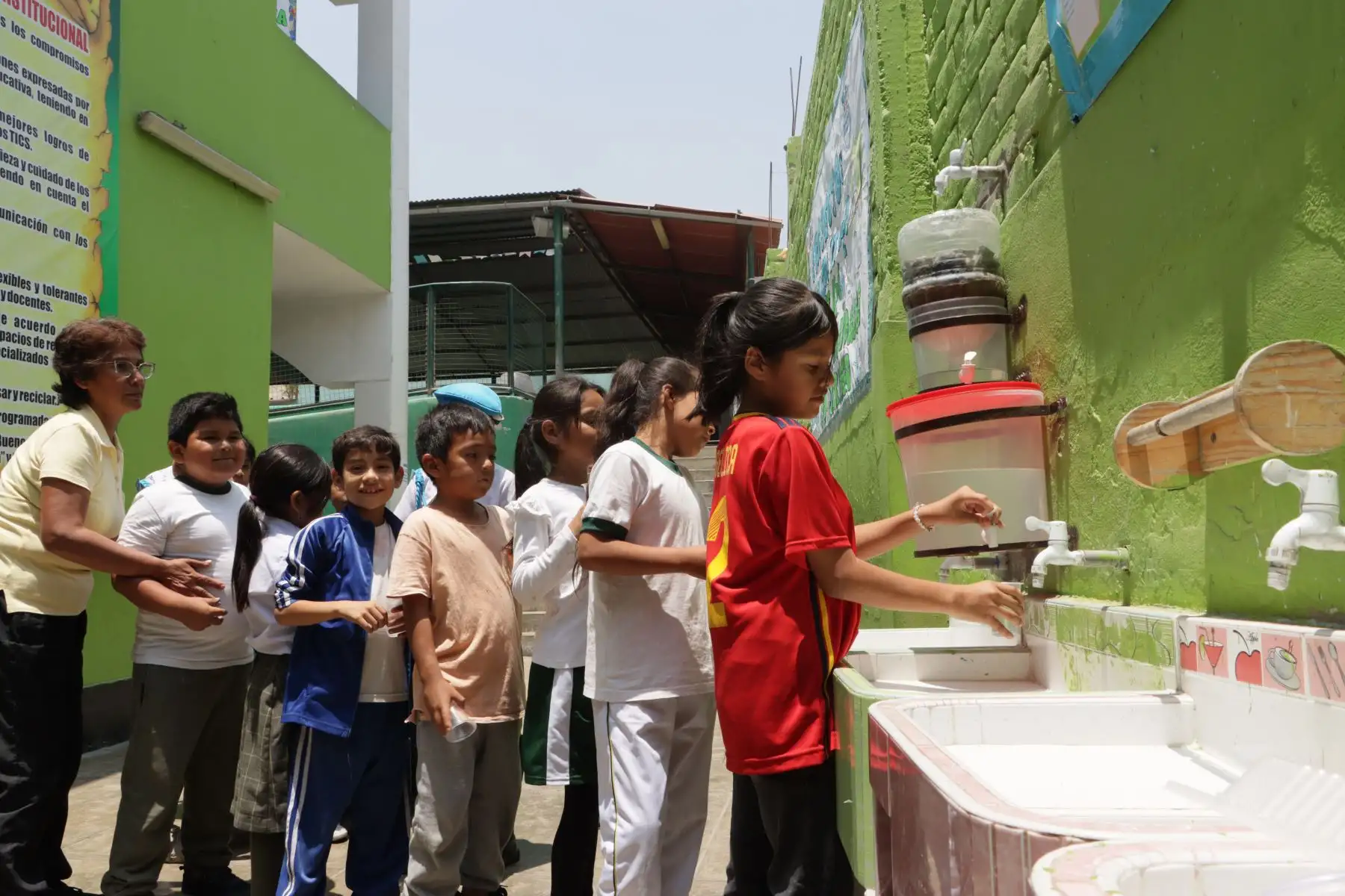 Escolares hacen fila para beber agua purificada con moringa
Foto: ANDINA/Lenin Lobatón