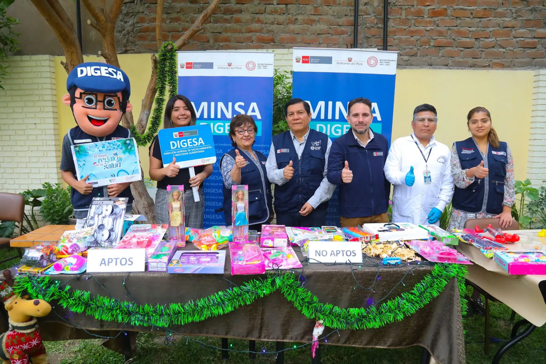 Estas actividades se realizan en el marco de la Ley n.° 28376: “Ley que prohíbe y sanciona la fabricación, importación, distribución y comercialización de juguetes y útiles de escritorios tóxicos o peligrosos”.
Foto: ANDINA/Difusión