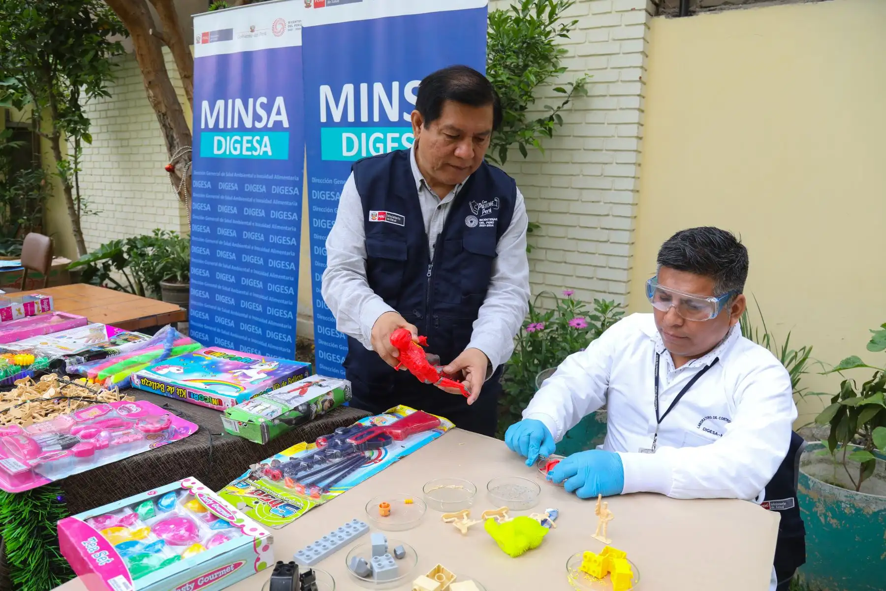 Estas actividades se realizan en el marco de la Ley n.° 28376: “Ley que prohíbe y sanciona la fabricación, importación, distribución y comercialización de juguetes y útiles de escritorios tóxicos o peligrosos”.
Foto: ANDINA/Difusión