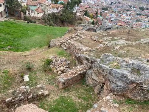 Trabajadores y voluntarios realizaron una jornada de limpieza y corte de vegetación en la huaca Pachacútec, ubicada en la ciudad de Cusco. Con esta labor el sitio arqueológico recuperó su esplendor. ANDINA/Difusión