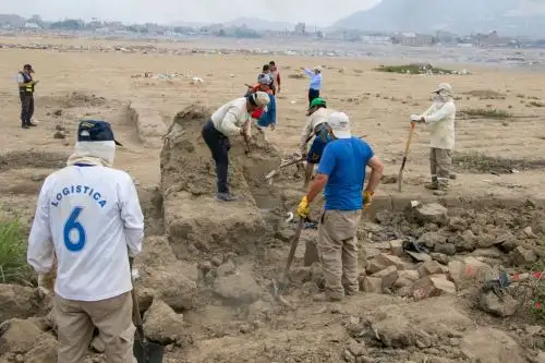 Autoridades retiraron instalaciones precarias no autorizadas instaladas por invasores en zona intangible de complejo arqueológico Chan Chan, en Trujillo. ANDINA/Difusión