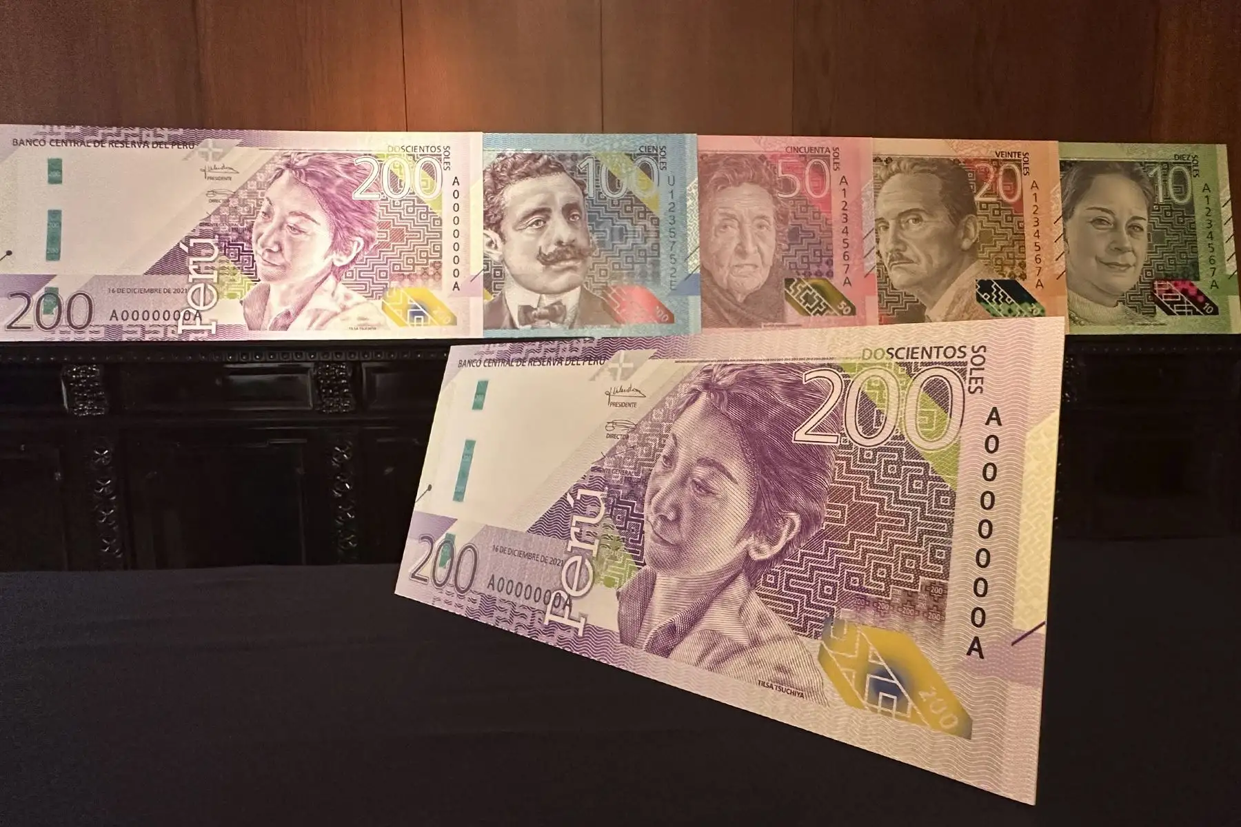 El Banco Central de Reserva del Perú pone en circulación a partir de hoy el nuevo billete de 200 soles que incorpora un moderno diseño, nuevos motivos y renovados elementos de seguridad, completando la emisión de la nueva familia de billetes.Este billete tiene en su anverso la imagen de la pintora Tilsa Tsuchiya Castillo, destacada artista peruana del siglo XX, resaltando además en el reverso nuestra variada flora y fauna.. Foto: ANDINA/Braian Reyna