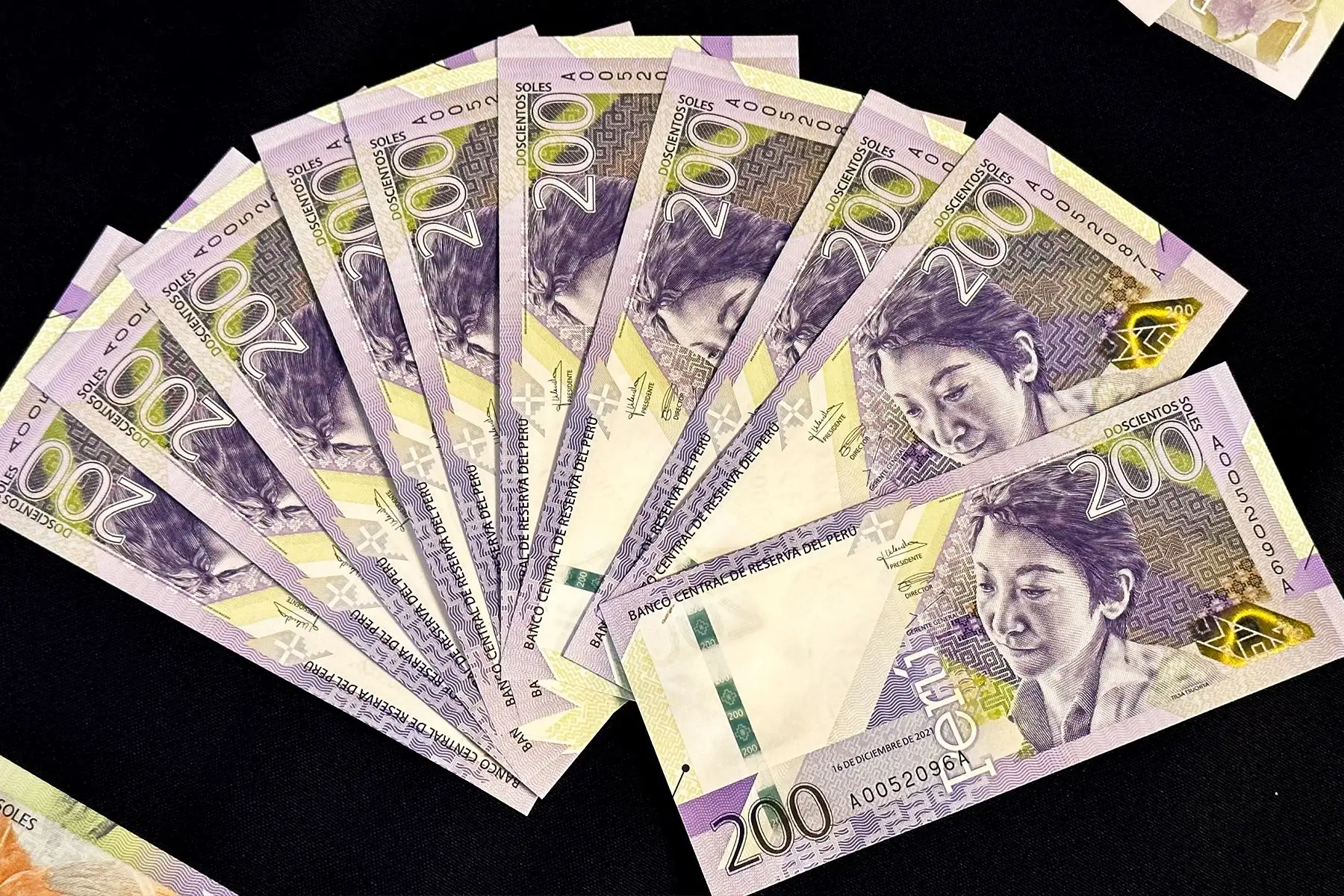 El Banco Central de Reserva del Perú pone en circulación a partir de hoy el nuevo billete de 200 soles que incorpora un moderno diseño, nuevos motivos y renovados elementos de seguridad, completando la emisión de la nueva familia de billetes.Este billete tiene en su anverso la imagen de la pintora Tilsa Tsuchiya Castillo, destacada artista peruana del siglo XX, resaltando además en el reverso nuestra variada flora y fauna. Foto: ANDINA/Braian Reyna