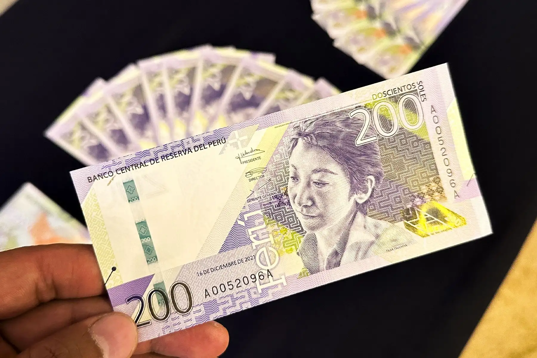 Este nuevo billete circulará de forma simultánea con los actuales billetes de 200 soles. El diseño ha sido elaborado por la prestigiosa empresa inglesa De La Rue International Limited, que ganó el concurso de diseño convocado por el Banco Central en el que participaron los principales impresores de billetes del mundo. Foto: ANDINA/Braian Reyna