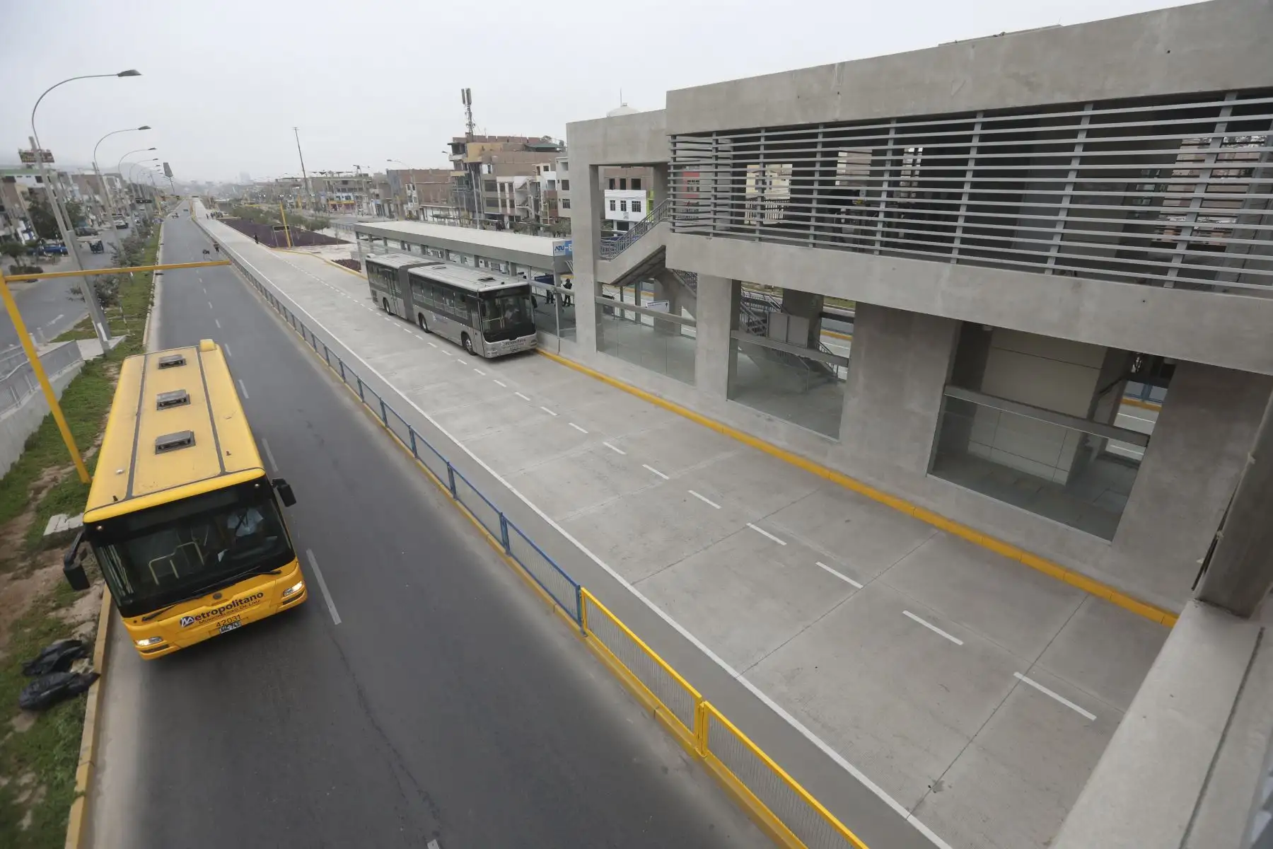 El ministro de Transportes, Raúl Pérez Reyes Espejo, acompañado del alcalde de Lima, Rafael López Aliaga y el presidente de la ATU, José Aguilar, presentaron nuevas estaciones de la ampliación norte del Metropolitano y siete proyectos de infraestructura vial en Lima.

Foto: ANDINA/Juan Carlos Guzmán Negrini
