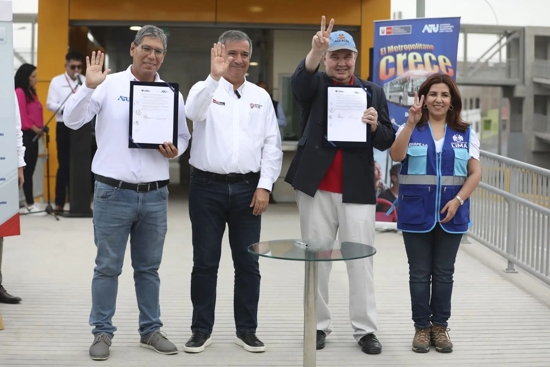El ministro de Transportes, Raúl Pérez Reyes Espejo, acompañado del alcalde de Lima, Rafael López Aliaga y el presidente de la ATU, José Aguilar, presentaron nuevas estaciones de la ampliación norte del Metropolitano y siete proyectos de infraestructura vial en Lima.

Foto: ANDINA/Juan Carlos Guzmán Negrini