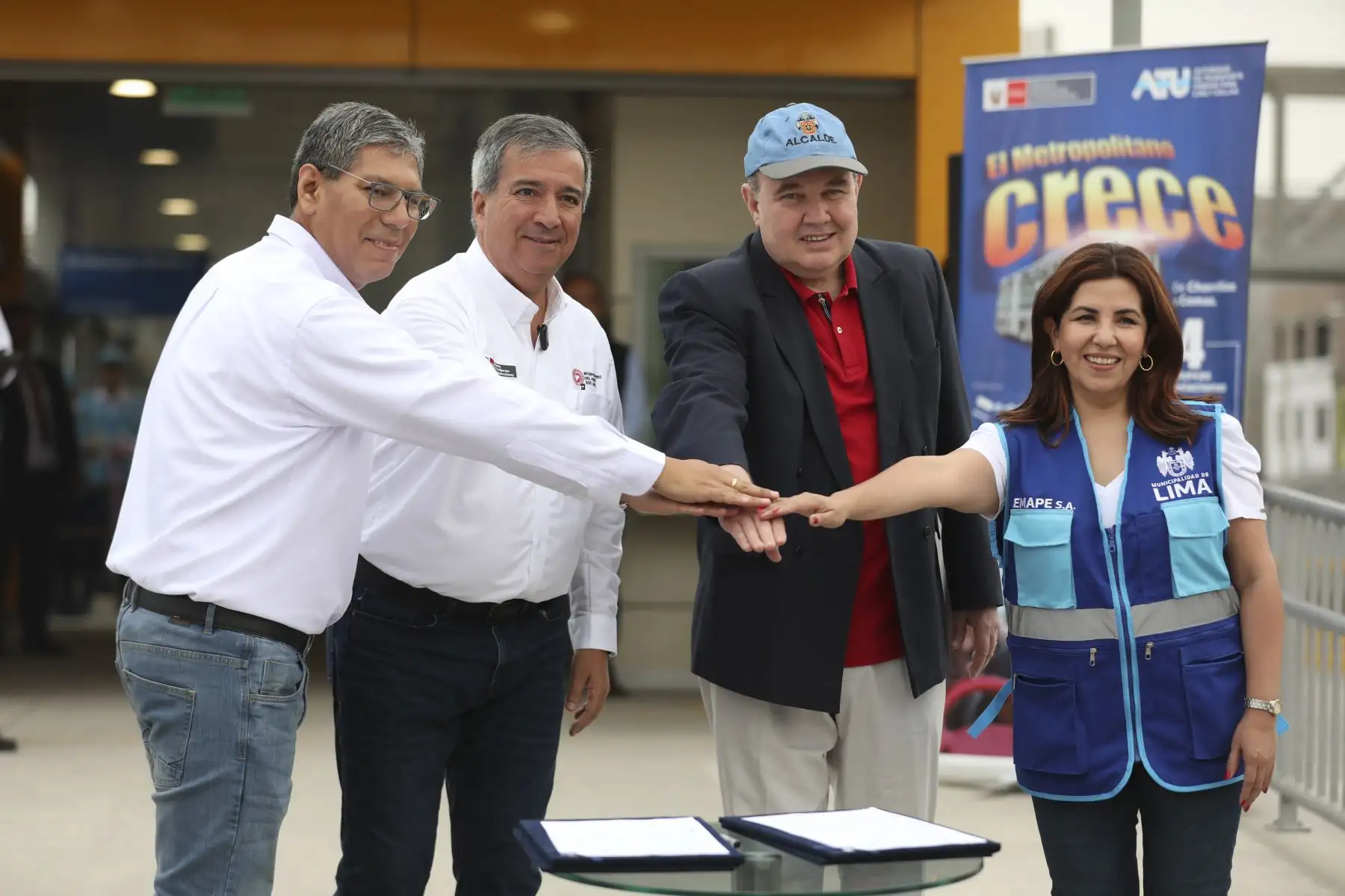 El ministro de Transportes, Raúl Pérez Reyes Espejo, acompañado del alcalde de Lima, Rafael López Aliaga y el presidente de la ATU, José Aguilar, presentaron nuevas estaciones de la ampliación norte del Metropolitano y siete proyectos de infraestructura vial en Lima.

Foto: ANDINA/Juan Carlos Guzmán Negrini