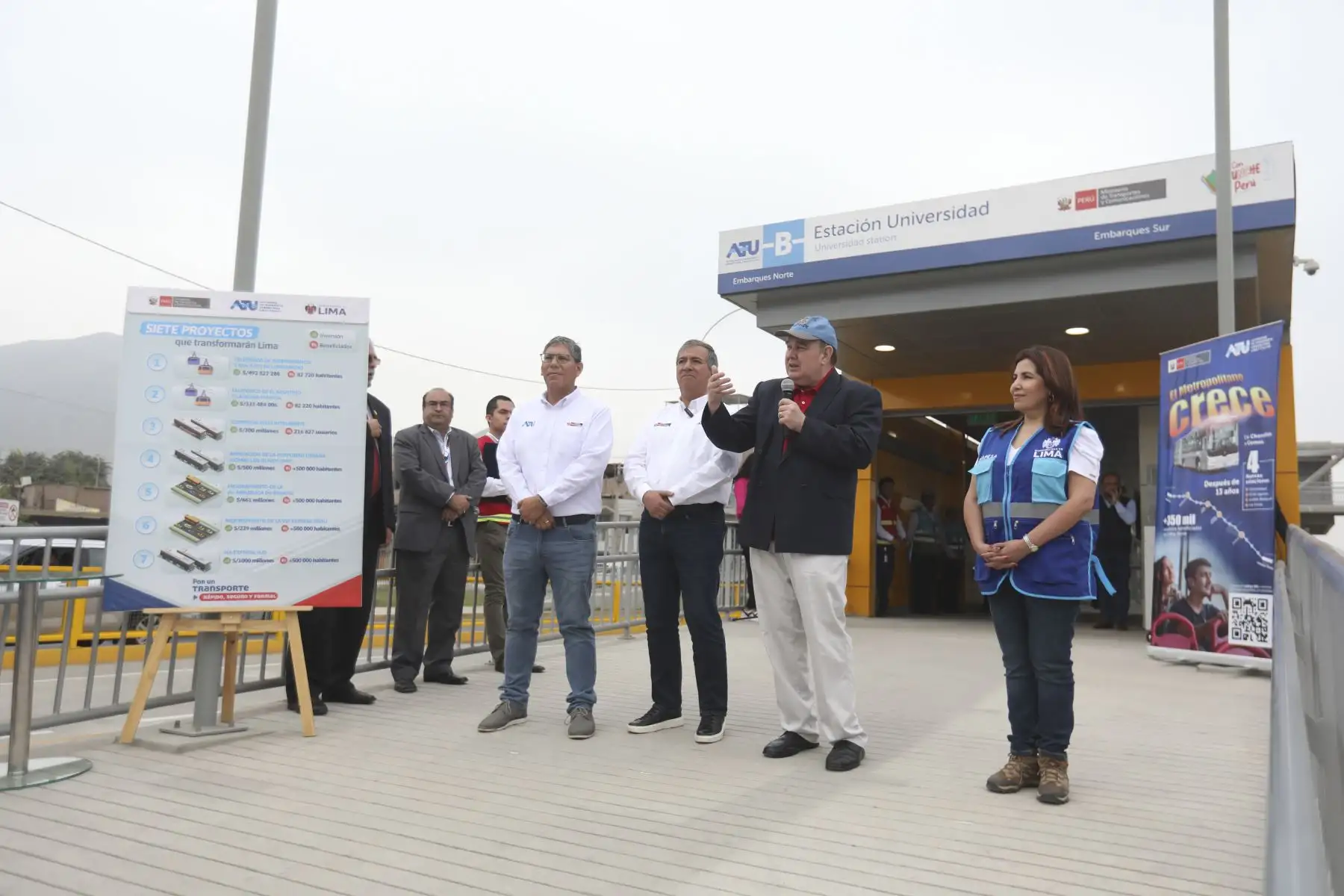 El ministro de Transportes, Raúl Pérez Reyes Espejo, acompañado del alcalde de Lima, Rafael López Aliaga y el presidente de la ATU, José Aguilar, presentaron nuevas estaciones de la ampliación norte del Metropolitano y siete proyectos de infraestructura vial en Lima.

Foto: ANDINA/Juan Carlos Guzmán Negrini