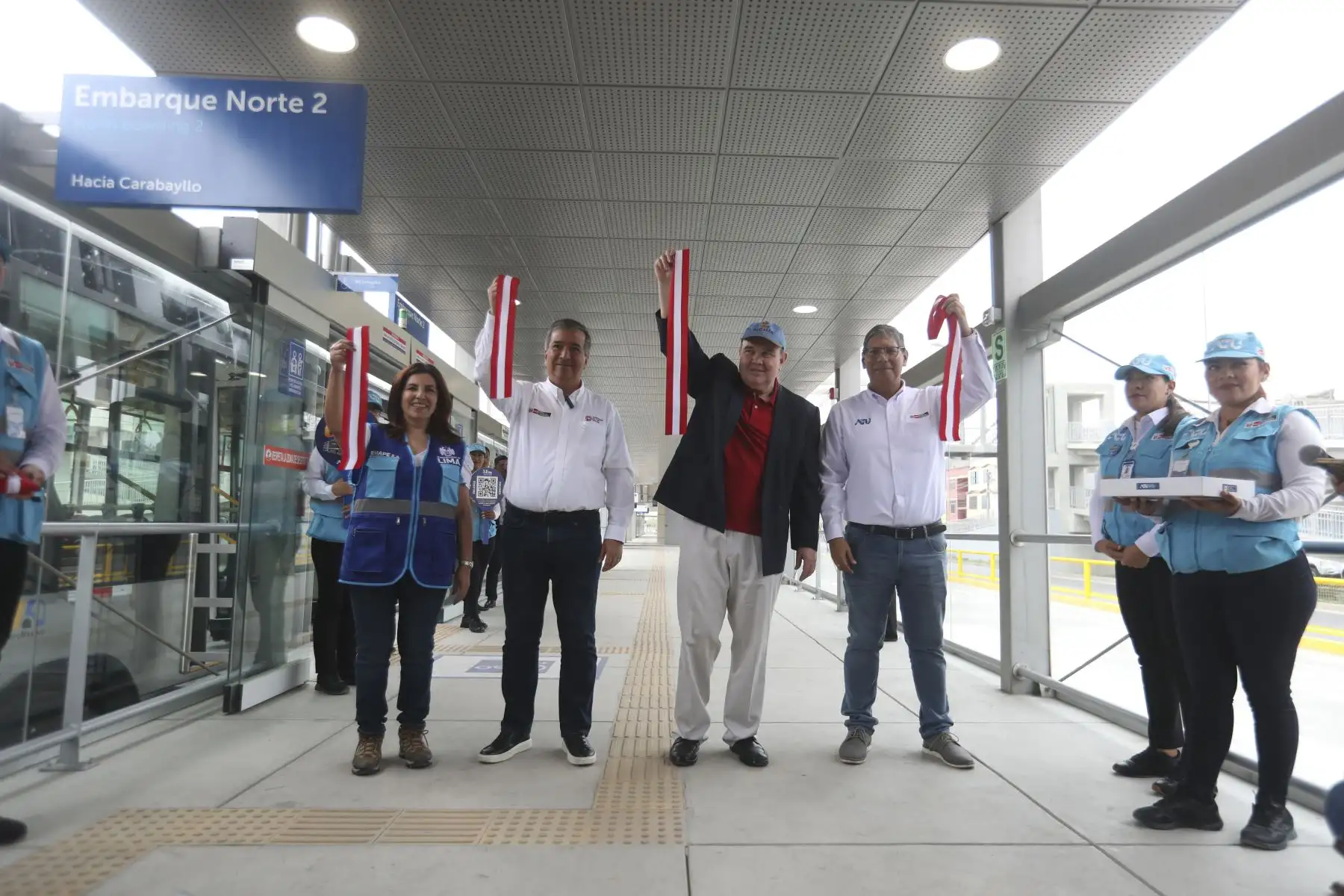 El ministro de Transportes, Raúl Pérez Reyes Espejo, acompañado del alcalde de Lima, Rafael López Aliaga y el presidente de la ATU, José Aguilar, presentaron nuevas estaciones de la ampliación norte del Metropolitano y siete proyectos de infraestructura vial en Lima.

Foto: ANDINA/Juan Carlos Guzmán Negrini