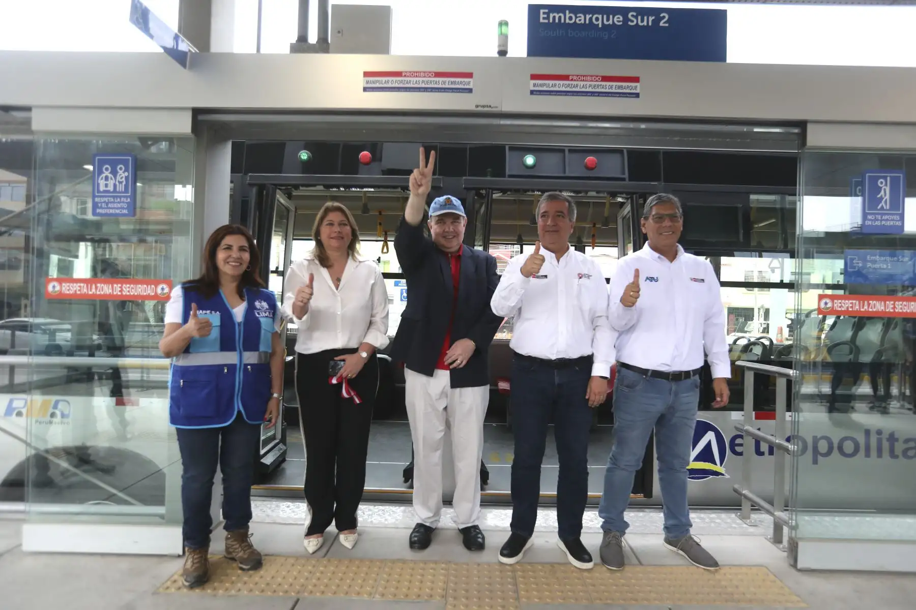 El ministro de Transportes, Raúl Pérez Reyes Espejo, acompañado del alcalde de Lima, Rafael López Aliaga y el presidente de la ATU, José Aguilar, presentaron nuevas estaciones de la ampliación norte del Metropolitano y siete proyectos de infraestructura vial en Lima.

Foto: ANDINA/Juan Carlos Guzmán Negrini