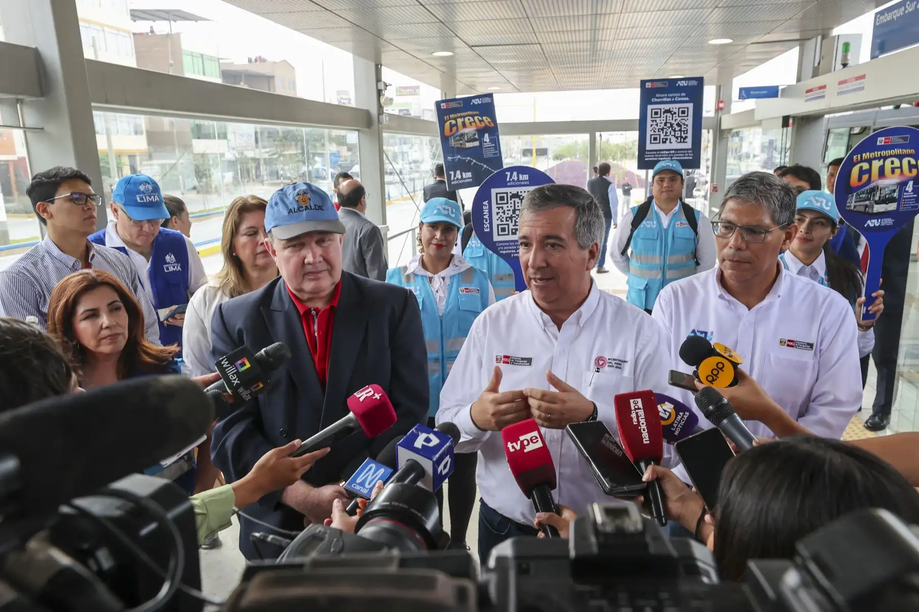 El ministro de Transportes, Raúl Pérez Reyes Espejo, acompañado del alcalde de Lima, Rafael López Aliaga y el presidente de la ATU, José Aguilar, presentaron nuevas estaciones de la ampliación norte del Metropolitano y siete proyectos de infraestructura vial en Lima.

Foto: ANDINA/Juan Carlos Guzmán Negrini