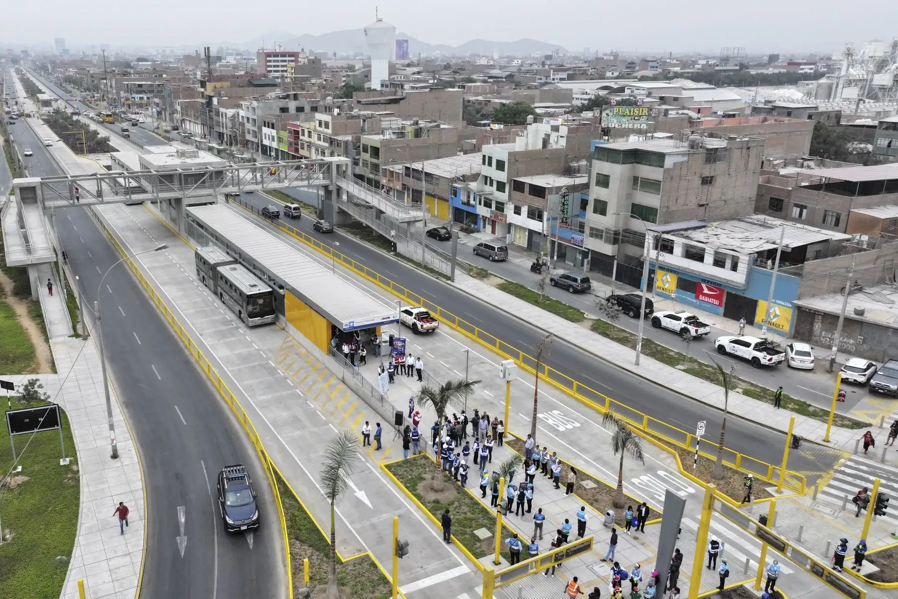 El ministro de Transportes, Raúl Pérez Reyes Espejo, acompañado del alcalde de Lima, Rafael López Aliaga y el presidente de la ATU, José Aguilar, presentaron nuevas estaciones de la ampliación norte del Metropolitano y siete proyectos de infraestructura vial en Lima.

Foto: ANDINA/Juan Carlos Guzmán Negrini