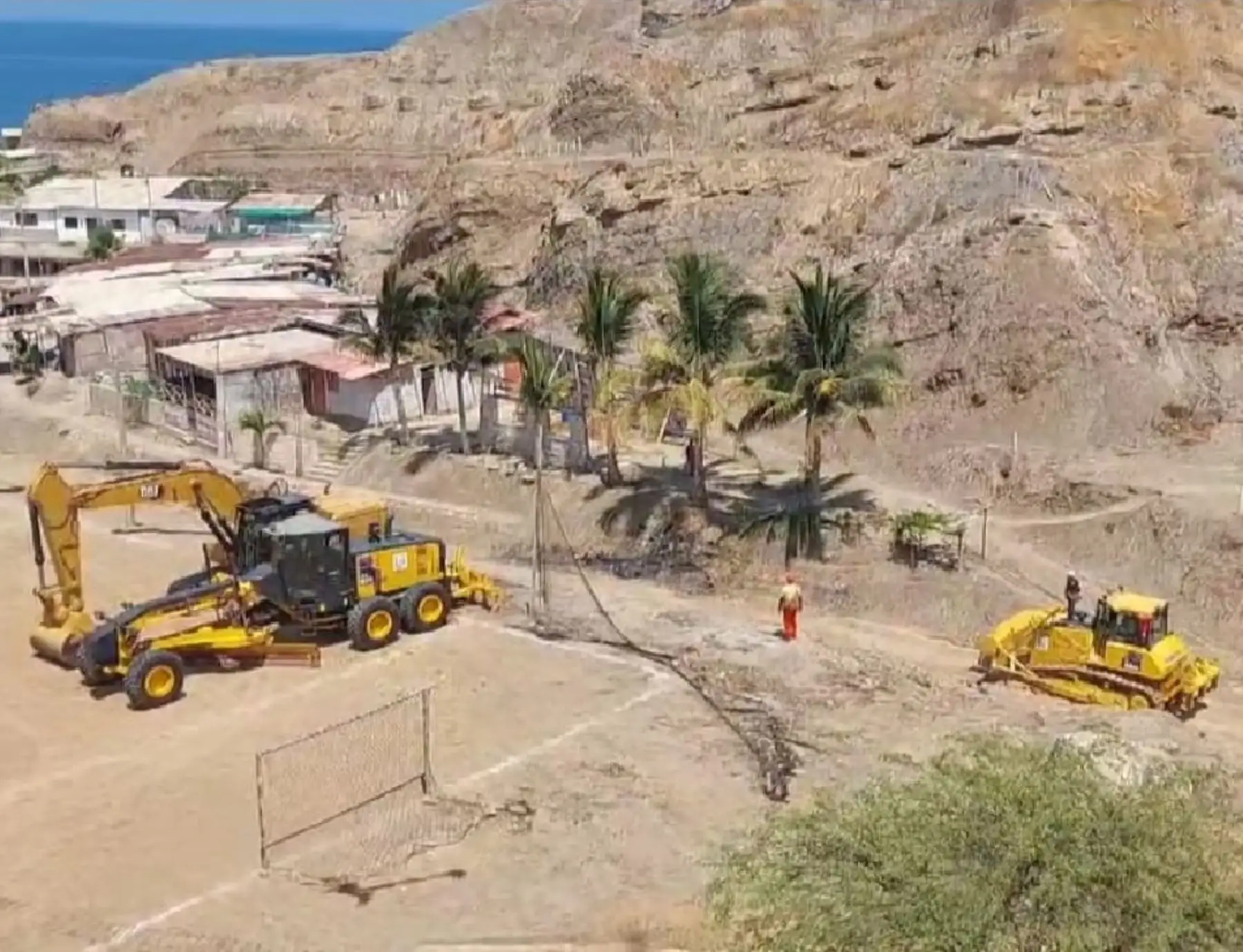 Con apoyo de maquinaria pesada, el Ejército del Perú inició los trabajos de descolmatación en el distrito de Canoas de Punta Sal, en Tumbes. ANDINA/Difusión