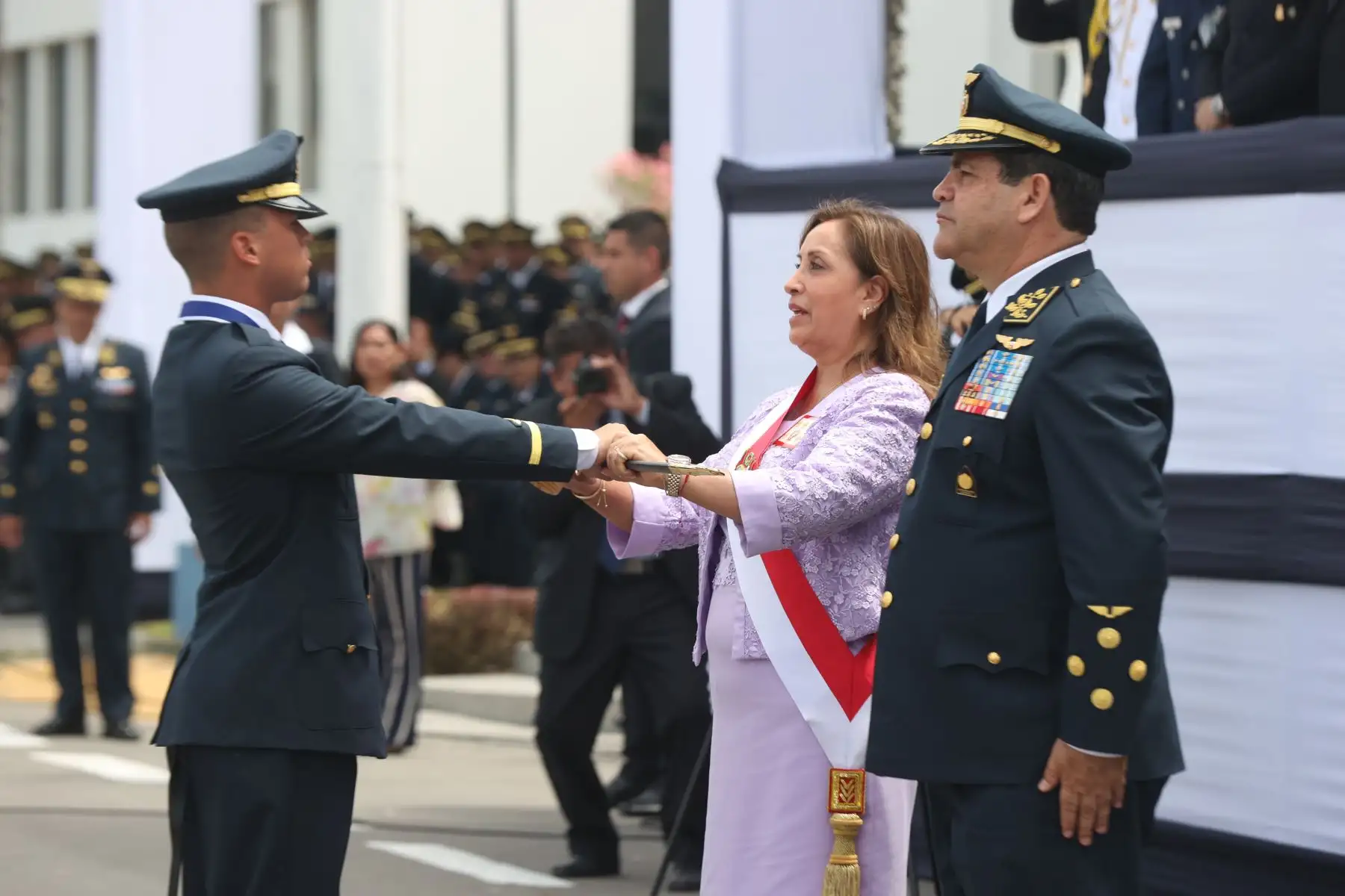 Presidenta Dina Boluarte participa en la ceremonia de clausura del año académico 2023 de la Escuela de Oficiales de la FAP. Foto: ANDINA/ Prensa Presidencia