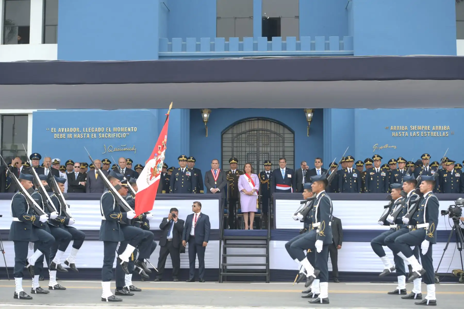 Presidenta Dina Boluarte participa en la ceremonia de clausura del año académico 2023 de la Escuela de Oficiales de la FAP. Foto: ANDINA/ Prensa Presidencia