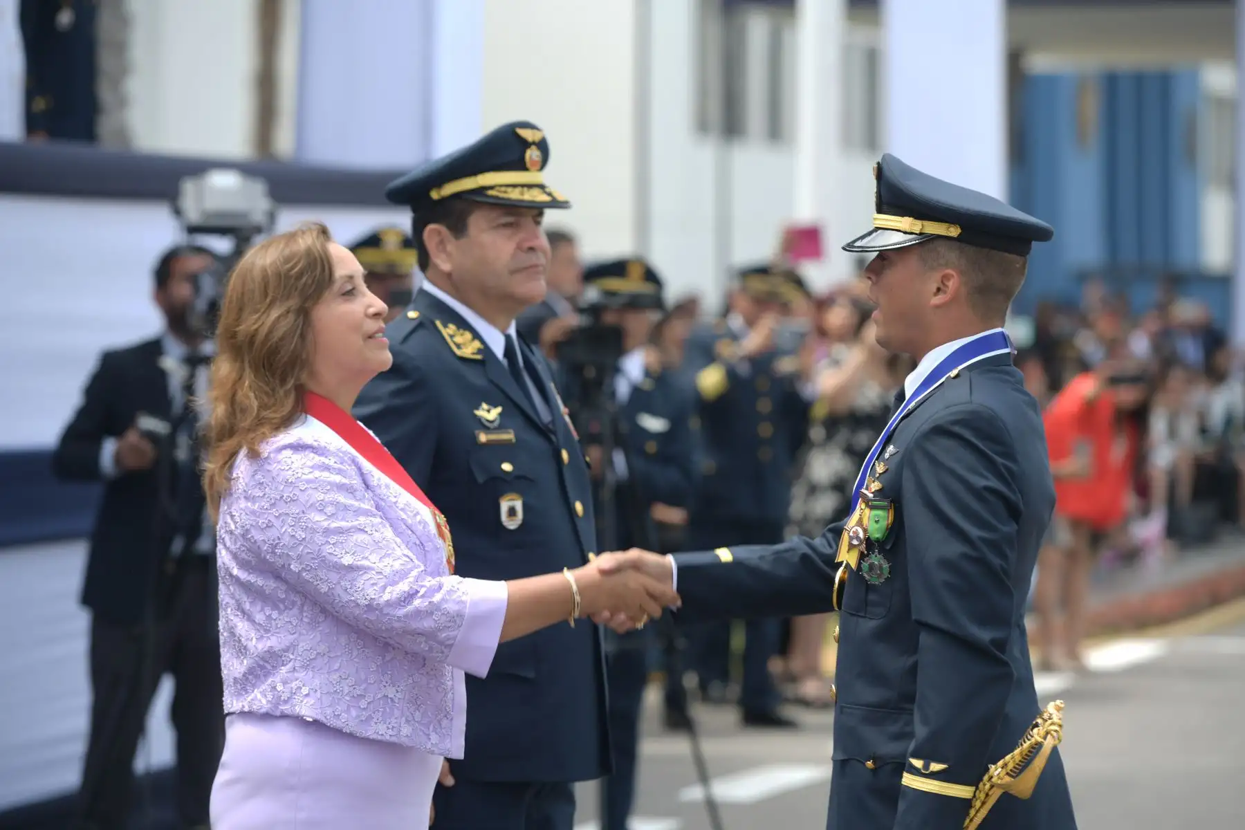 Presidenta Dina Boluarte participa en la ceremonia de clausura del año académico 2023 de la Escuela de Oficiales de la FAP. Foto: ANDINA/ Prensa Presidencia