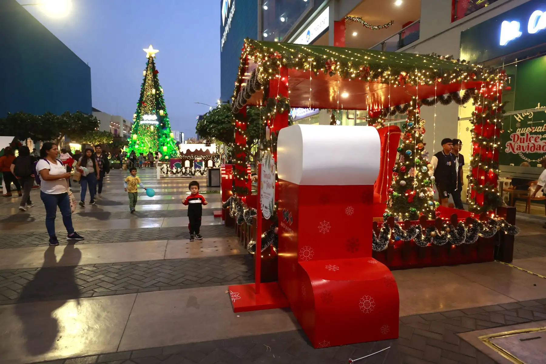 Arbol navideño en Boulevard Mantaro de San Miguel es otro lugar lleno de magia navideña donde pueden acercarse a tomarse fotos con toda la familia. Foto: ANDINA/Vidal Tarqui