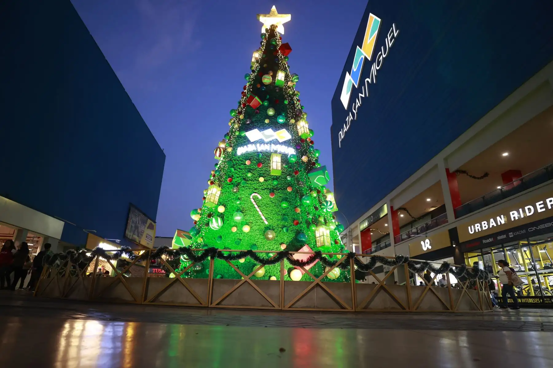 Arbol navideño en Boulevard Mantaro de San Miguel. Foto: ANDINA/Vidal Tarqui