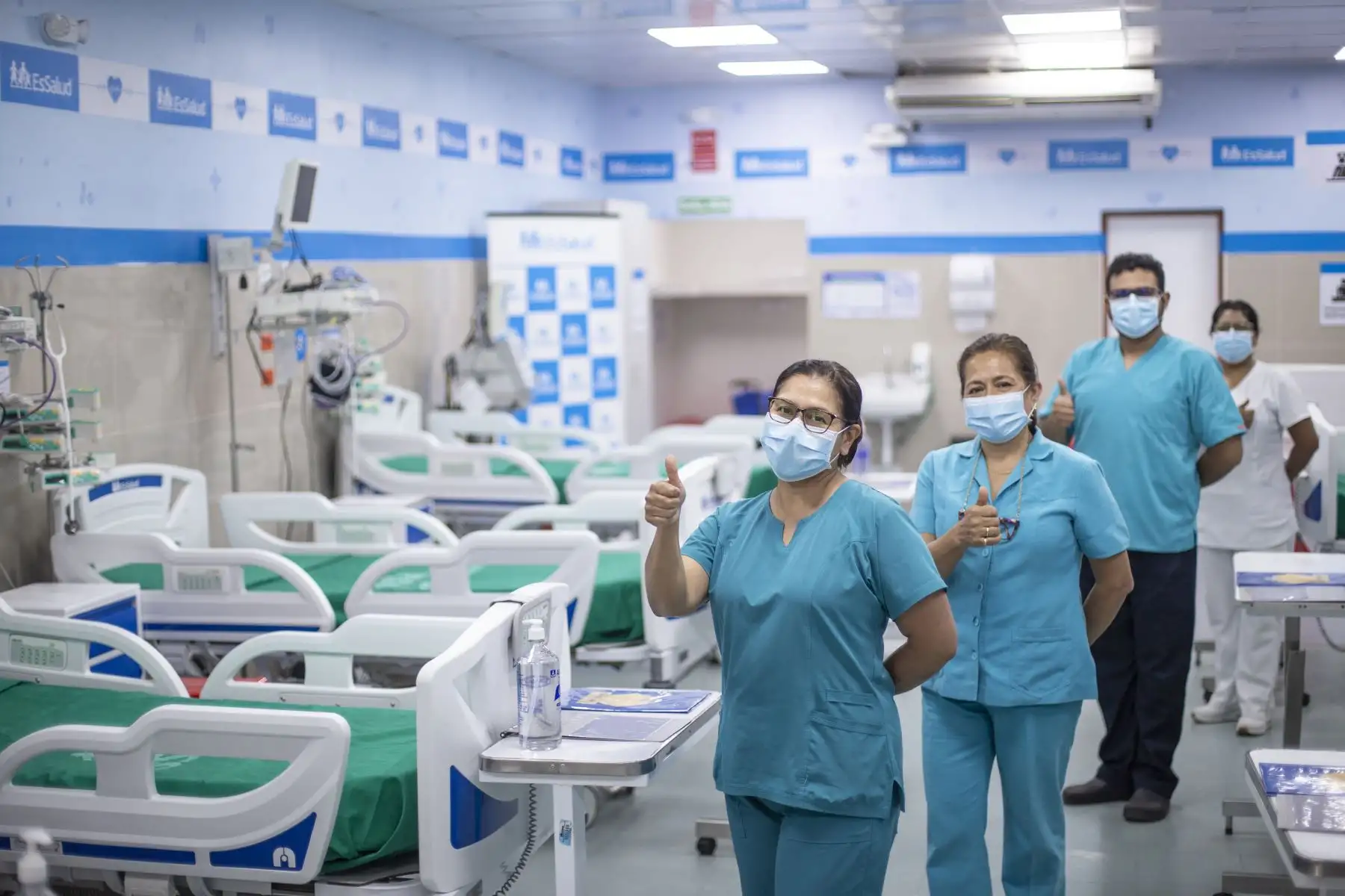 Con esta ampliación de la Unidad de Cuidados Especiales de Medicina Interna (UCEMI) se soluciona la mayoría de los problemas de este centro hospitalario que cuenta con personal altamente capacitado, y menos presupuesto, comentó la titular de EsSalud.
Foto: EsSalud