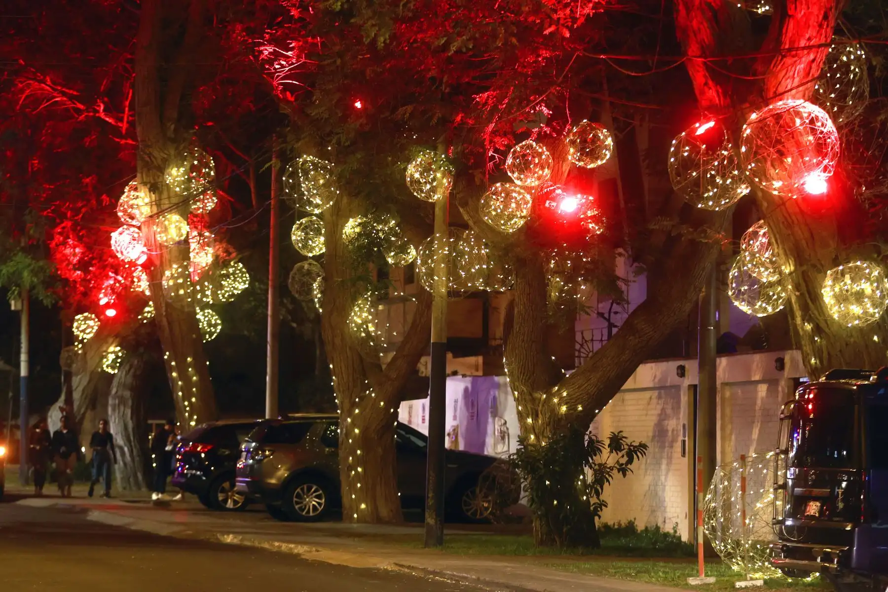 Arboles navideño en Boulevard el Bosque de la av. Daniel Hernandez de San Isidro. Foto: ANDINA/Vidal Tarqui