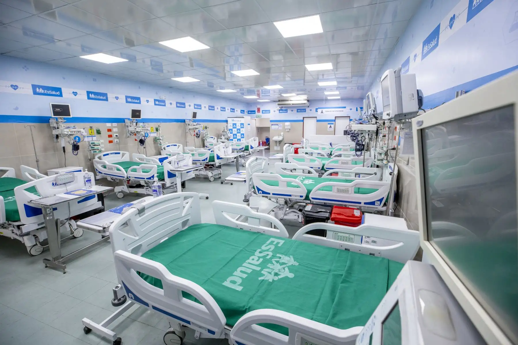 En el año 1996 el Servicio de Medicina Interna de este hospital contaba con un área denominada Unidad de Cuidados Intermedios (UCIN) para la atención de pacientes delicados. Ya en el 2000, con gran esfuerzo de los médicos encargados, se logró habilitar 10 camas y en el año 2014, se le cambió el nombre a Unidad de Cuidados Especiales (UCEMI). 
Foto: EsSalud
