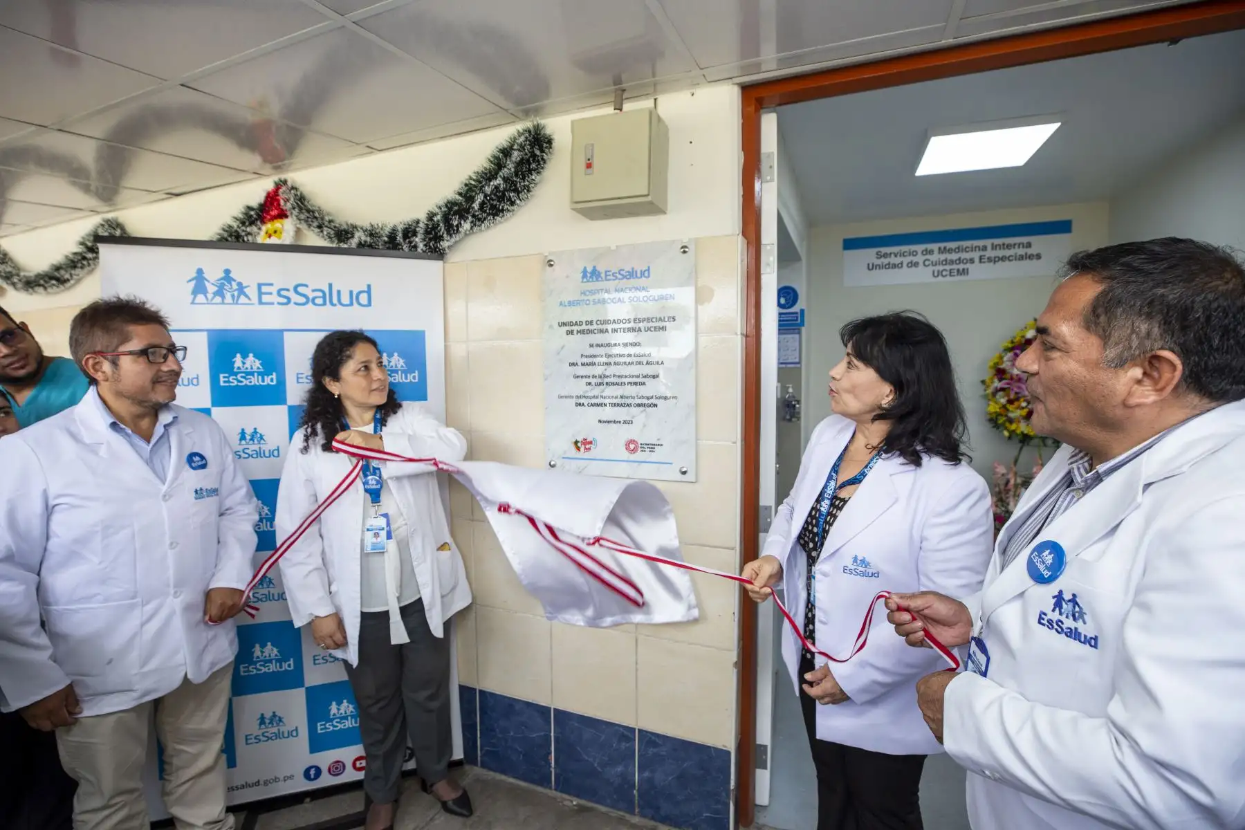 En el año 1996 el Servicio de Medicina Interna de este hospital contaba con un área denominada Unidad de Cuidados Intermedios (UCIN) para la atención de pacientes delicados. Ya en el 2000, con gran esfuerzo de los médicos encargados, se logró habilitar 10 camas y en el año 2014, se le cambió el nombre a Unidad de Cuidados Especiales (UCEMI). 
Foto: EsSalud