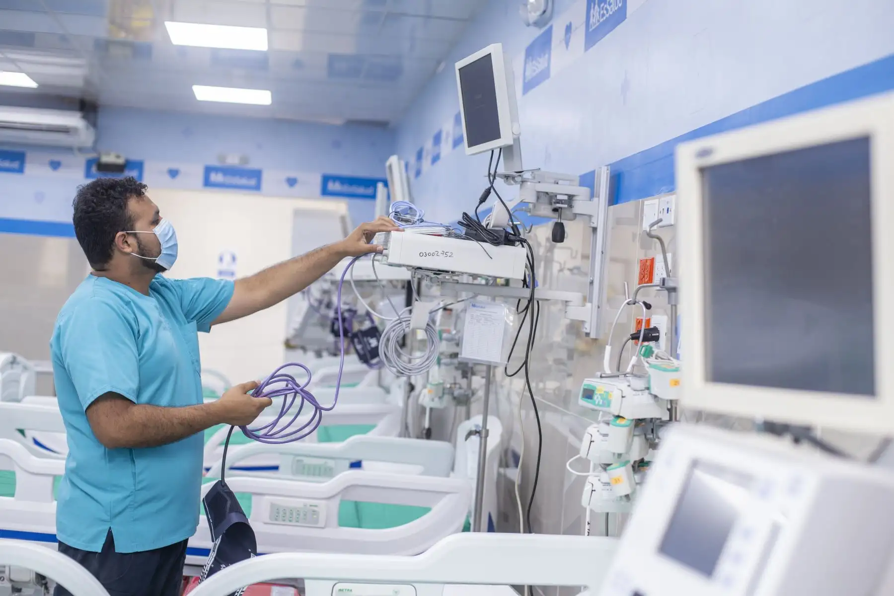 En el año 1996 el Servicio de Medicina Interna de este hospital contaba con un área denominada Unidad de Cuidados Intermedios (UCIN) para la atención de pacientes delicados. Ya en el 2000, con gran esfuerzo de los médicos encargados, se logró habilitar 10 camas y en el año 2014, se le cambió el nombre a Unidad de Cuidados Especiales (UCEMI). 
Foto: EsSalud