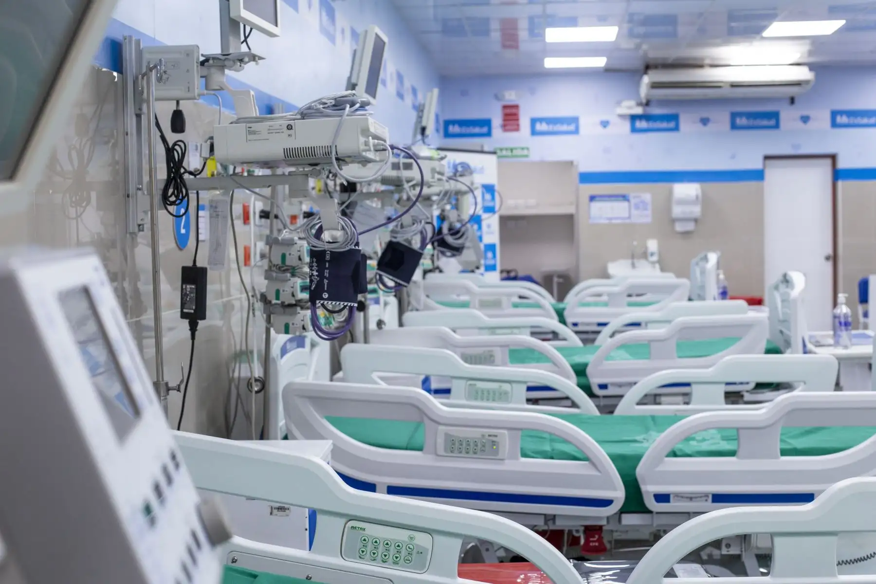 En el año 1996 el Servicio de Medicina Interna de este hospital contaba con un área denominada Unidad de Cuidados Intermedios (UCIN) para la atención de pacientes delicados. Ya en el 2000, con gran esfuerzo de los médicos encargados, se logró habilitar 10 camas y en el año 2014, se le cambió el nombre a Unidad de Cuidados Especiales (UCEMI). 
Foto: EsSalud