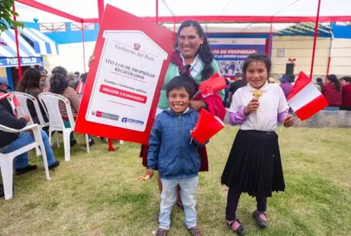 Con el propósito de brindar seguridad y un hogar formalmente propio a más de 8 500 pobladores de la región Cajamarca, el Ministerio de Vivienda, Construcción y Saneamiento, a través del Cofopri, entregó 2,492 títulos a familias e instituciones públicas de las diversas provincias de toda la región.