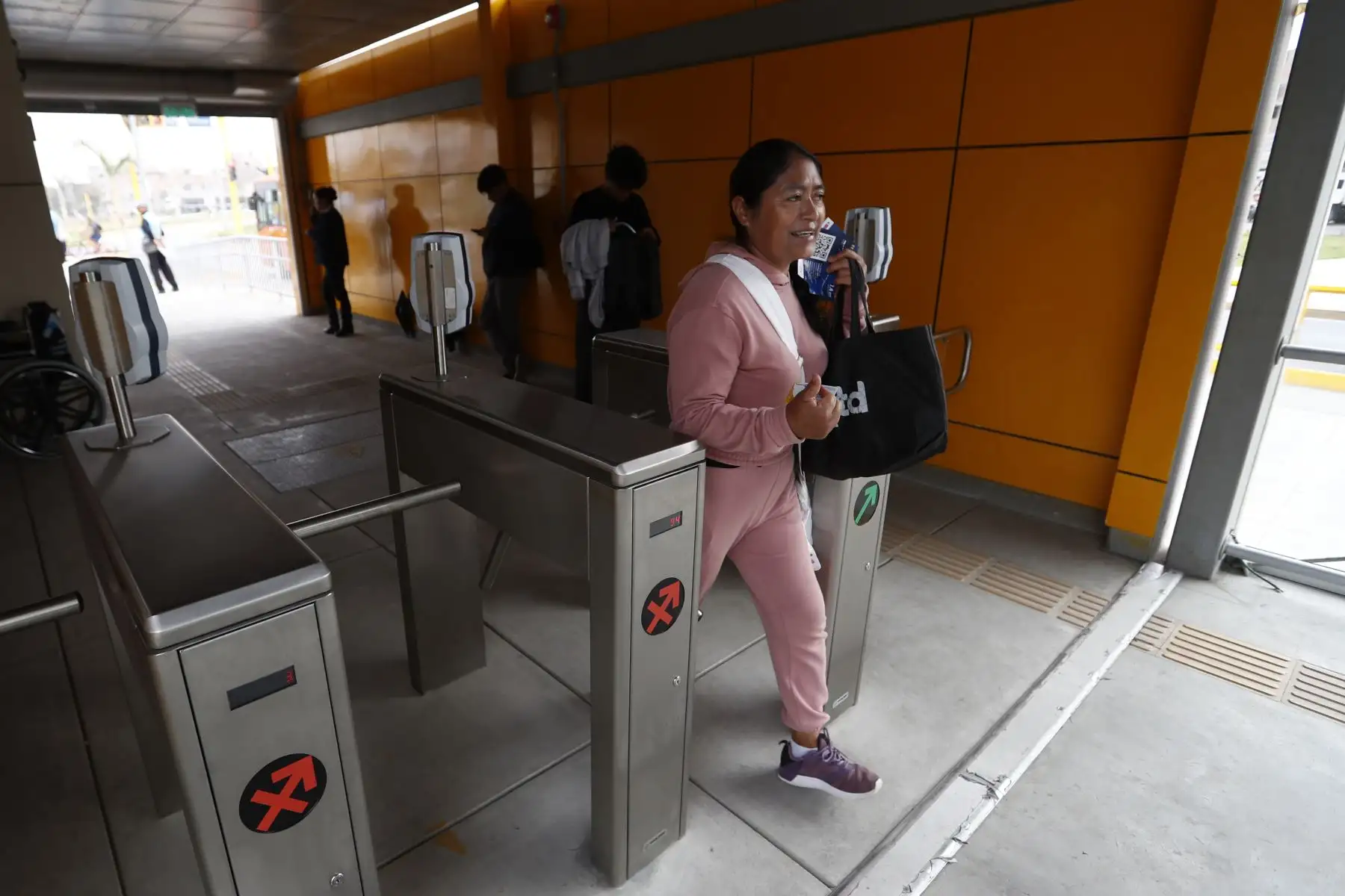 Hoy sábado 16 de diciembre comenzó la marcha blanca del servicio de ampliación del Metropolitano en Lima Norte. Los usuarios pudieron transportarse en los buses desde las estaciones Universidad, 22 de agosto, Andrés Belaunde y Los Incas. Foto: ANDINA/Daniel Bracamonte