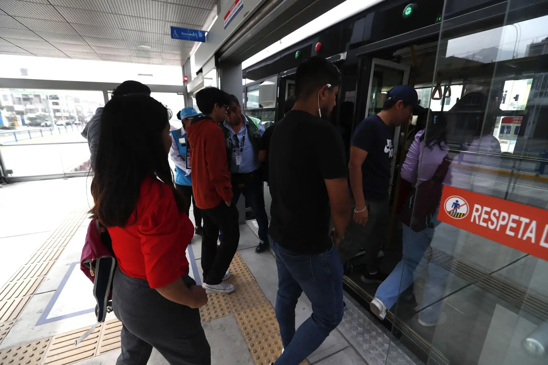 Hoy sábado 16 de diciembre comenzó la marcha blanca del servicio de ampliación del Metropolitano en Lima Norte. Los usuarios pudieron transportarse en los buses desde las estaciones Universidad, 22 de agosto, Andrés Belaunde y Los Incas. Foto: ANDINA/Daniel Bracamonte