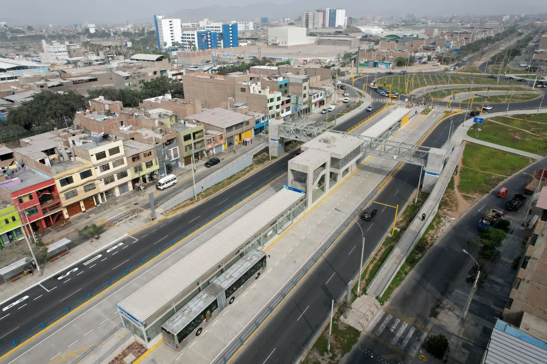 Las nuevas estaciones del Metropolitano, que entraron en funciones con la ampliación del servicio en Lima Norte, son Universidad, 22 de agosto, Andrés Belaunde y Los Incas, que incluyen un recorrido de 7.4 kilómetros. Foto: ANDINA/Daniel Bracamonte
