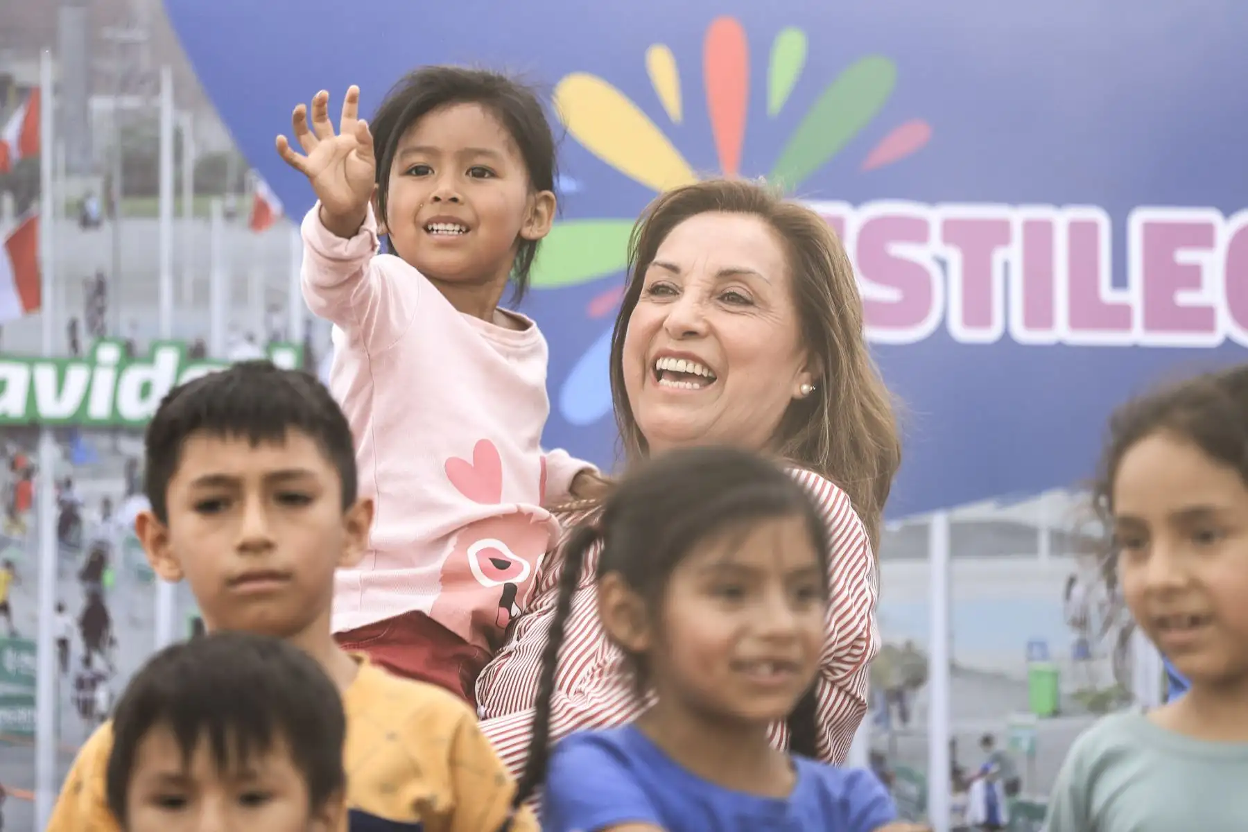 La presidenta de la República, Dina Boluarte, junto al jefe del Gabinete, Alberto Otárola, participó en la actividad recreativa "Festilegado Navideño", que se realizó en Villa María del Triunfo. Foto: ANDINA/Presidencia